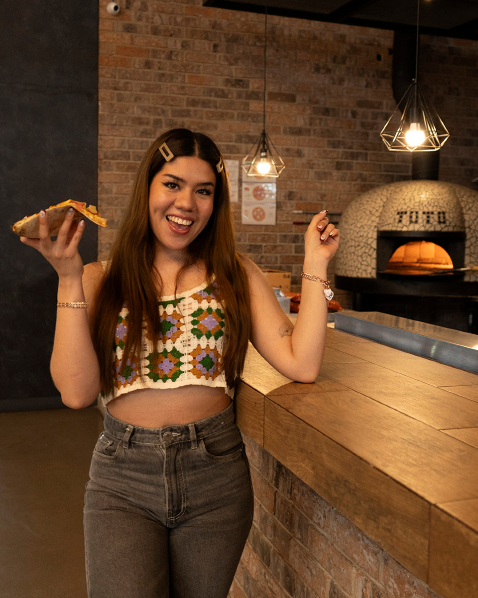 Si ves a alguien sonriendo con una pizza en la mano… ya sabes de dónde es. 😎
En Pizza & Totó contamos con un buen ambiente, comida deliciosa y ese momento en que todo sabe mejor.
🚶♂️ Ven a disfrutarlo tú también en Explanada Pachuca y Explanada Puebla!
.
.
.
#PizzaLovers #PizzaSaludable #PizzaDeliciosa #HealthyPizza #PizzaSinCulpa #PizzaTime #AmantesDeLaPizza #SaborÚnico #Foodie