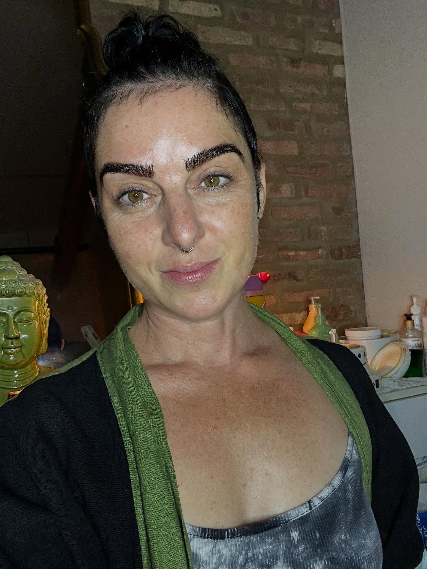 I’ve been making an effort to take better care of myself these days and OMG the difference a brow wax and tint make! I feel like a different person. ❤️ #nofilter