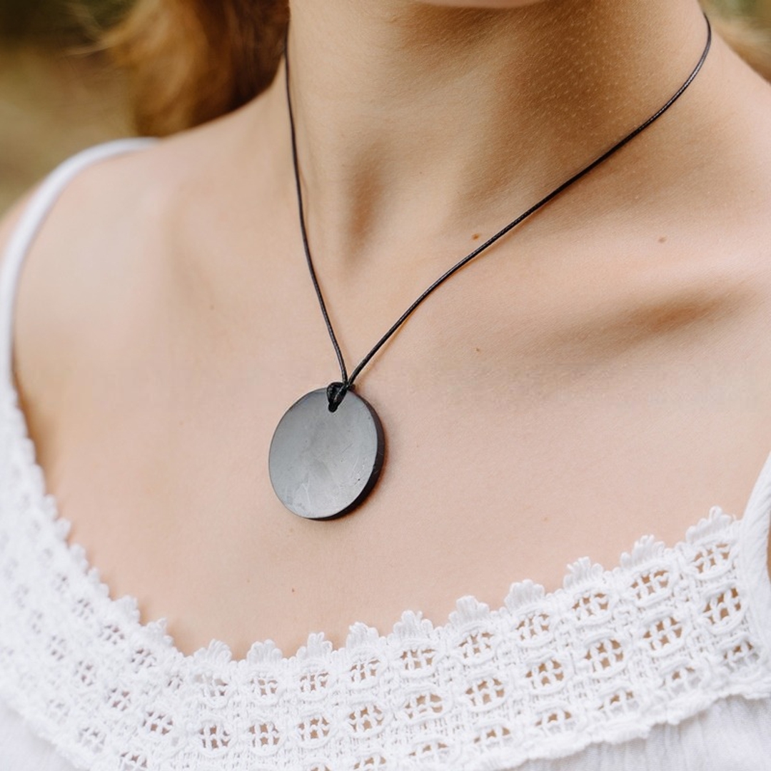 ✨ Círculo de Protección de Shungita que equilibra tu energía ✨
Desde los antiguos lechos orgánicos de Karelia, Rusia, llega una piedra vibrante que desafía el tiempo: la shungita.
Esta joya natural, formada hace más de 2 mil millones de años, es el único reservorio estable de fullerenos en la Tierra, moléculas fascinantes y premiadas científicamente.
Hoy te presentamos el colgante “Small Circle” de shungita:
Diámetro: 25 mm
Grosor: 3 mm
Peso: 5 g
Su forma circular representa la eternidad, el ciclo de vida y la perfección, actuando como un amuleto de armonía y continuidad.
** ¿Por qué elegirlo?**
-Equilibra y regula tu energía constantemente, ideal para llevarlo siempre cerca del corazón.
-Favorece el sistema nervioso, ayuda a estabilizar tu capacidad de enfoque y vitalidad diaria.
-Según tradiciones energéticas, colabora con el equilibrio de la tiroides, la salud emocional y el tono vital general
Lleva contigo un círculo de protección sutil y ancestral. Perfecto solo o como complemento minimalista, este colgante conecta contigo de forma terapéutica y armónica.
Link en bio para descubrir más y sumar esta joya energética a tu día a día.
#Shungita #SmallCircle #ProtecciónEnergética #ArmoníaNatural #Shungitelife #AmuletoDeLuz #GeologíaSagrada #BienestarHolístico
