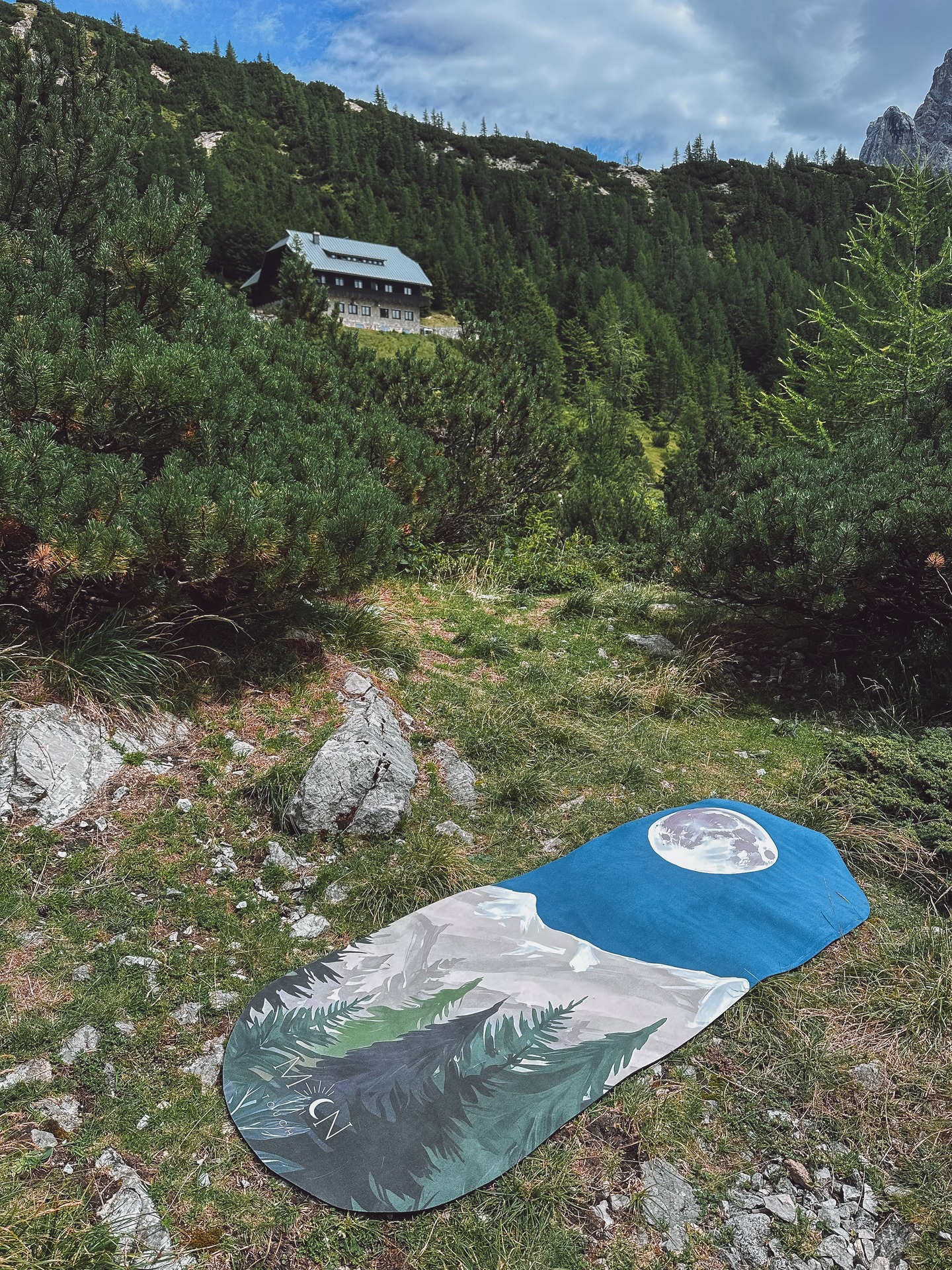 ~ Lunar Alps ~ Již v předprodeji na našem e-shopu.🌙
Tento jedinečný design zachycuje krásu horských vrcholů pod lunárním světlem, vytváří klidnou atmosféru, kde příroda potkává mystiku noci. Měsíc nad horami přidává scéně magický nádech, zatímco majestátní vrcholky symbolizují sílu a stabilitu. Ideální pro ty, kteří touží po inspiraci a kousku alpské přírody ve svém domově! ✨
#moontouchmatty #jogaonline #jogadoma #jogamatka