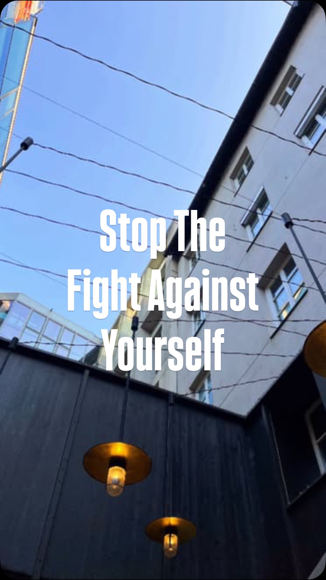 Stop the fight against yourself ❤️🩹
Bitte lass uns den Optimierungswahn durchbrechen. Du bist ganz genau richtig, da wo du grade bist und so wie du grade bist.
Du trägst eine Geschichte in dir, nicht nur deine eigene, eine familiäre sowie eine gesellschaftliche. Dein Körper erinnert dich daran. Deine Symptome, die Art und Weise wie du dich bewegst - körperlich und auch durch dein Leben. Daran ist nichts verkehrt oder schlechter. Es ist dein Ist-Zustand, der Resultat deiner ganz individuellen Beschaffenheit, die nur du genau so mitbringst auf die Welt.
Die dich besonders macht. Die dich ausmacht.
Du bist nicht zu langsam, nicht zu wenig geheilt, du bist nicht verkehrt oder weniger funktional, auch wenn Social Media manchmal den Eindruck vermittelt es wäre so easy.
Easy sich sein Traum Leben in nur 30 Tagen zu manifestieren und zu erschaffen, den Kontostand in nur einem Jahr auf 1 Mio zu bringen, dich dabei von all deinem vermeintlichen Leid zu befreien und dich über Nacht auf dein höchstes Selbst einschwingen.
Wenn’s so easy ist, wieso klappts nicht bei jedem auf Anhieb? Zurück bleiben enttäuschte, verletzte Menschen, denen falsche, unrealistische Versprechungen gemacht wurden. Utopisch. Nicht realitätsnah.
Für viele ist der Ausstieg aus der Leistungsgesellschaft Richtung einem freieren, selbstbestimmtem Leben nicht ganz so easy. Und auch das ist okay. Wenn’s für dich nicht okay ist, ists auch okay.
Worauf ich hinaus will: lass dich nicht von der Bubble täuschen. Nicht alles ist bunt und glitzert. Du darfst deinen eigenen Weg gehen und deine eigenen Erfahrungen machen, ohne dir dabei was über stülpen zu lassen. In deinem Tempo. So wie sich’s für dich richtig anfühlt. Denn das ist alles, was zählt.
Und vielleicht geht’s gar nicht so sehr ums Ankommen ans Ziel. Sondern vielmehr darum, wie du dich fühlst, während du deine Schritte gehst und du deine Schritte auf deine ganz eigene Art und Weise gehst.
Und du dir, genau von da aus wo du jetzt gerade stehst deinen inneren Anker der Sicherheit & Vertrauen erschaffen kannst. Deinen inneren Safe Space. Dich selbst wieder zu deinem Hause machen. ❤️🩹
Ganz viel Liebe zu dir 💖
Deine Eva