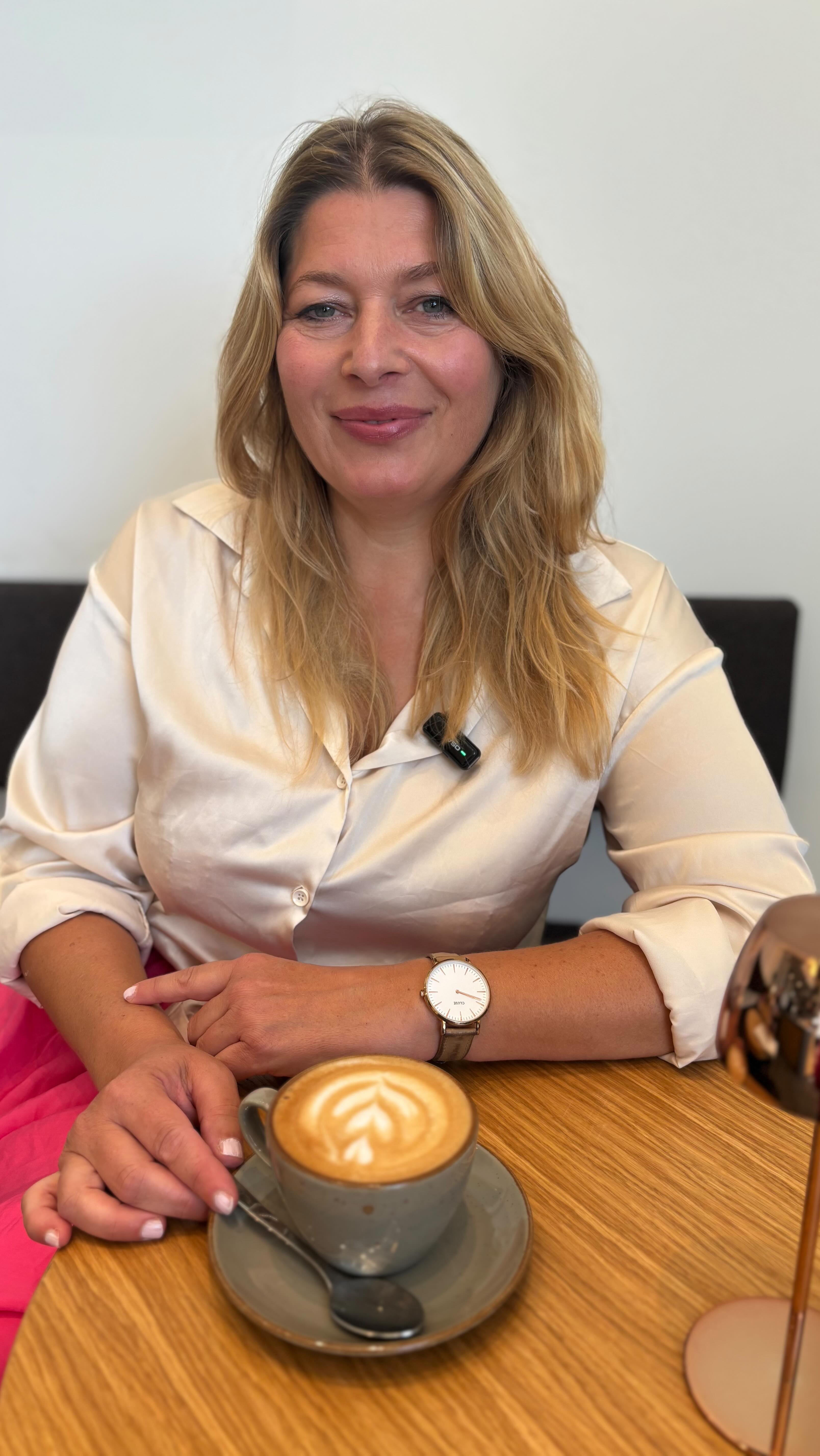 Bastelst du noch an deinem Logo – oder hast du schon eine Marke?
Dein Logo ist nur die Verpackung.
Die wahre Energie steckt im Markenkern:
🎯 Deine Positionierung
🎯 Deine Botschaft
🎯 Dein einzigartiger Stil
Ohne das bleibt’s einfach… nett und eben koffeinfrei.
Wenn du eine Marke willst, die Flügel hat, ist jetzt der richtige Moment:
Schreib mir „MARKENKICK“ und wir bringen deine Idee vom Basteltisch auf die Startbahn.
Danke an das Café Franz für die Möglichkeit des Shootings & den besten Kaffee in Town. Von den Pinsas gar nicht zu reden😊
#PersonalBranding #Marketingberatungpotsdam #Markenaufbau #Markenkern #LogoDesign #KreativeStrategie #Potsdam #BerlinBusiness #MarkeStattLogo @cafe.franz