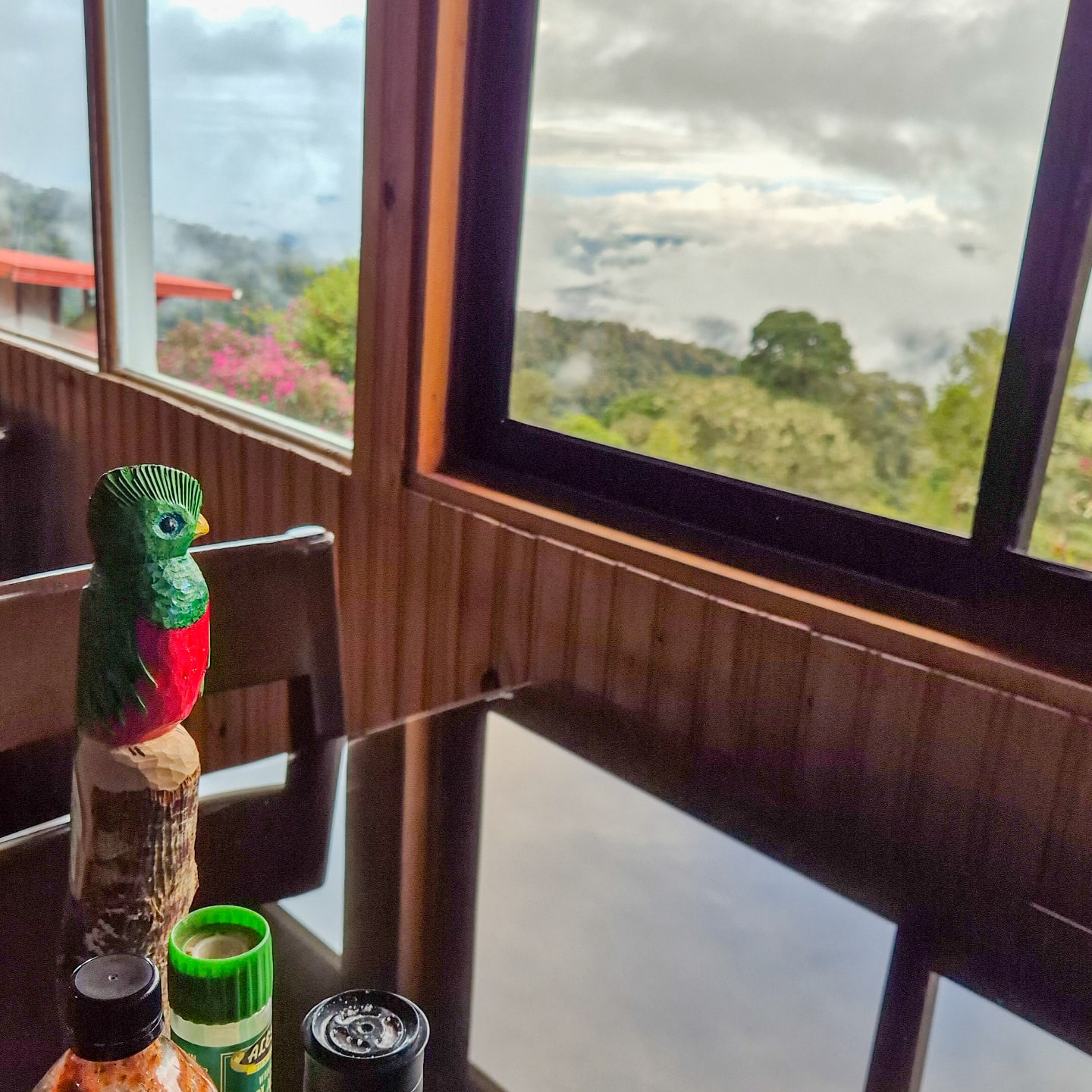 Este fin de semana, el bosque nuboso se viste de fiesta para mamá. Te esperamos en nuestro restaurante Los Colibríes para que célebres con los tuyos.