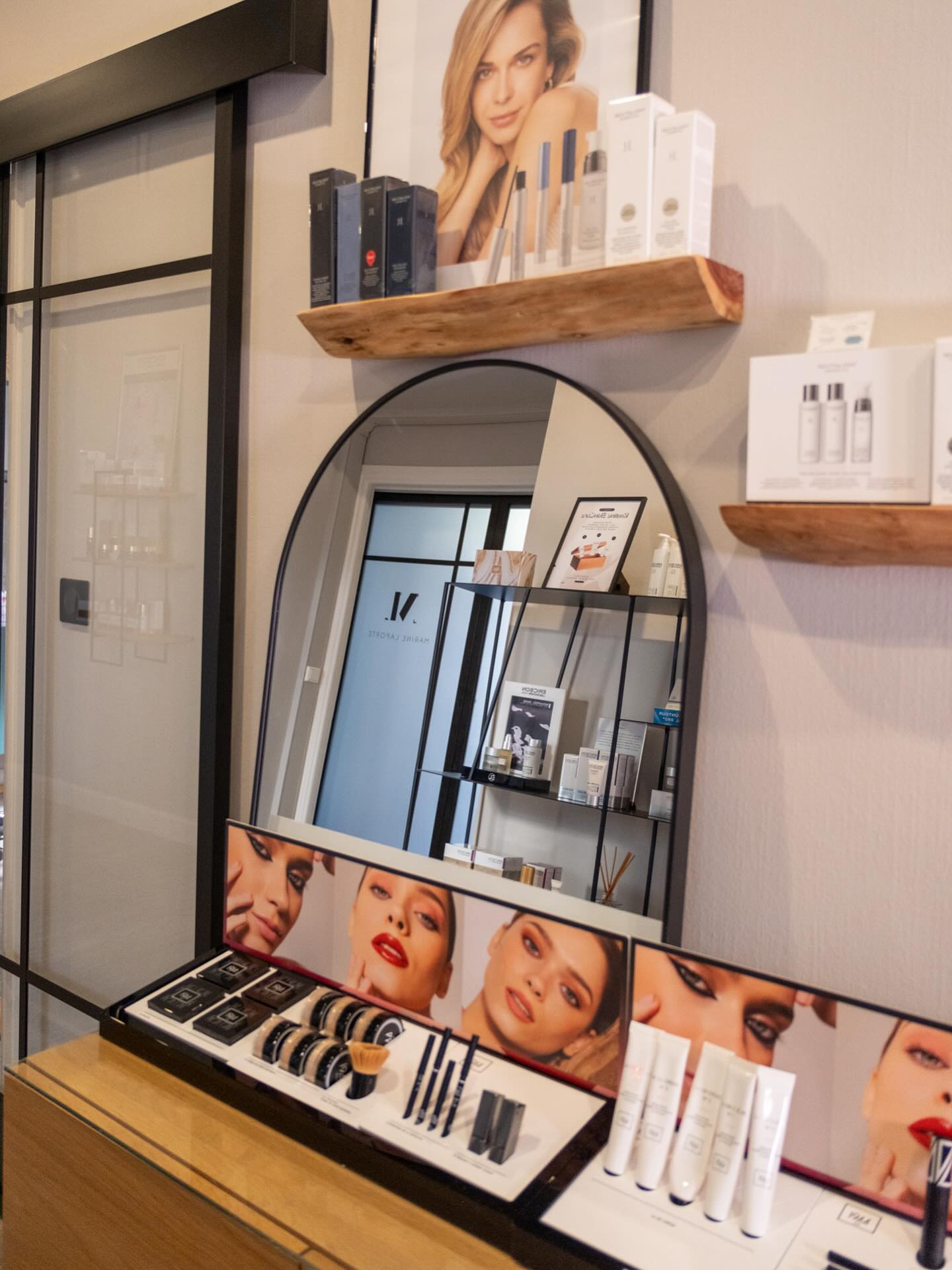 ✨ Élégance, audace et qualité professionnelle ✨
Découvrez la gamme maquillage 1944 Paris disponible dans votre institut 💄
Des textures confortables, des couleurs vibrantes et une tenue impeccable pour sublimer chaque beauté… naturellement.
Que vous soyez adepte d’un look nude ou d’un maquillage plus intense, 1944 Paris a la touche parfaite pour vous.