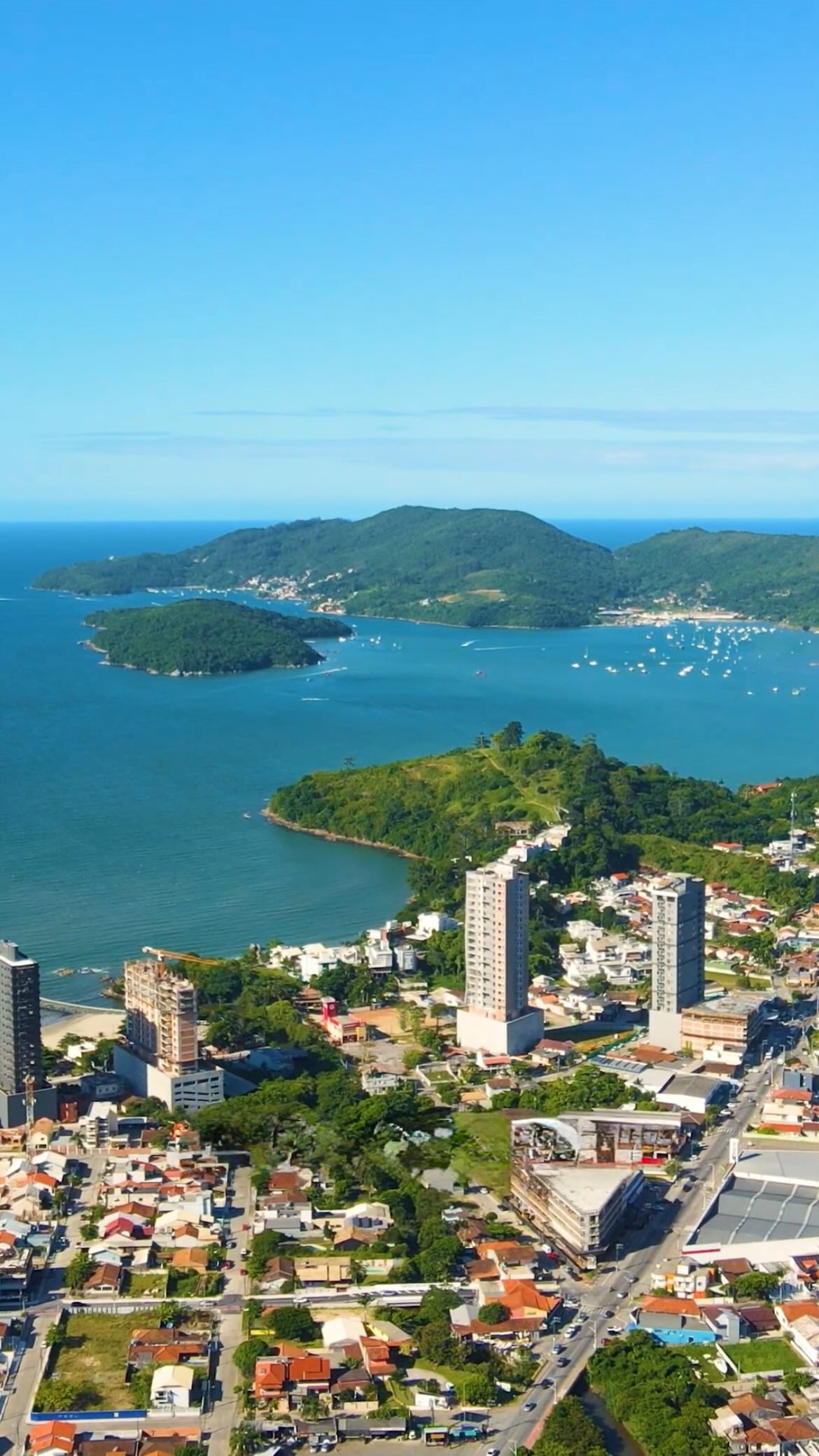 Por que o imóvel segue sendo um dos investimentos mais seguros?
Valorização constante, proteção contra a inflação, retorno com locação e segurança patrimonial — esses são apenas alguns dos motivos.
E quando o imóvel está em uma região em crescimento, com alto padrão construtivo e localização estratégica, os benefícios são ainda maiores.
Aperte o play e entenda por que investir em imóveis continua sendo uma escolha inteligente.