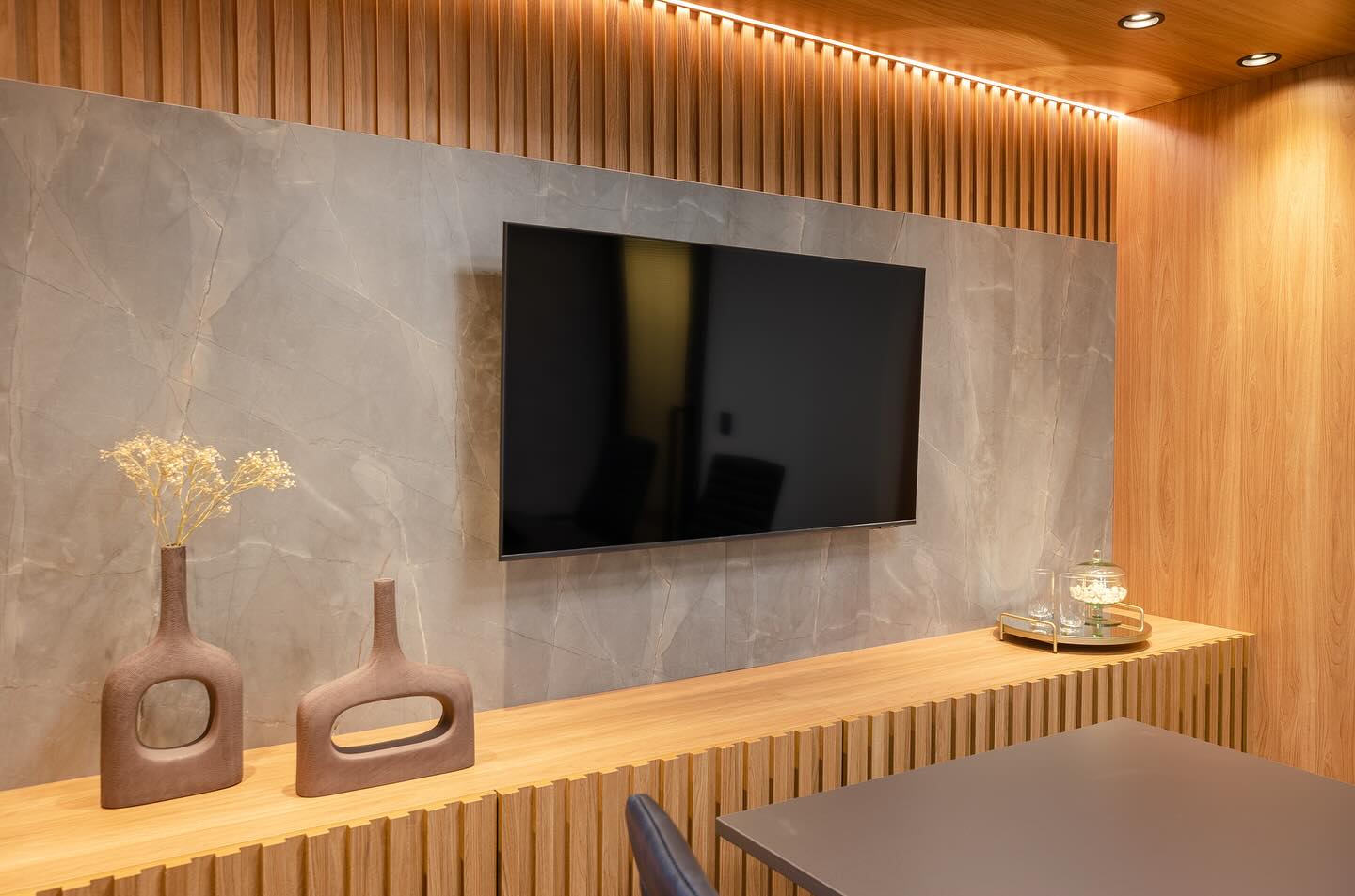 Uma sala de reuniões pensada para o dia a dia do escritório. O uso da madeira e a iluminação indireta trazem conforto, criando um ambiente acolhedor.
📸 @paulabrant.fotografia
#SalaDeReunião #DesignDeInteriores #Arquitetura #ProjetoCorporativo #EscritórioModerno #InterioresCorporativos #DesignFuncional #ConfortoEEstilo #IluminaçãoIndireta #MadeiraNoDesign #ProjetoAutoral #EspaçosQueInspiram #ArquiteturaDeInteriores