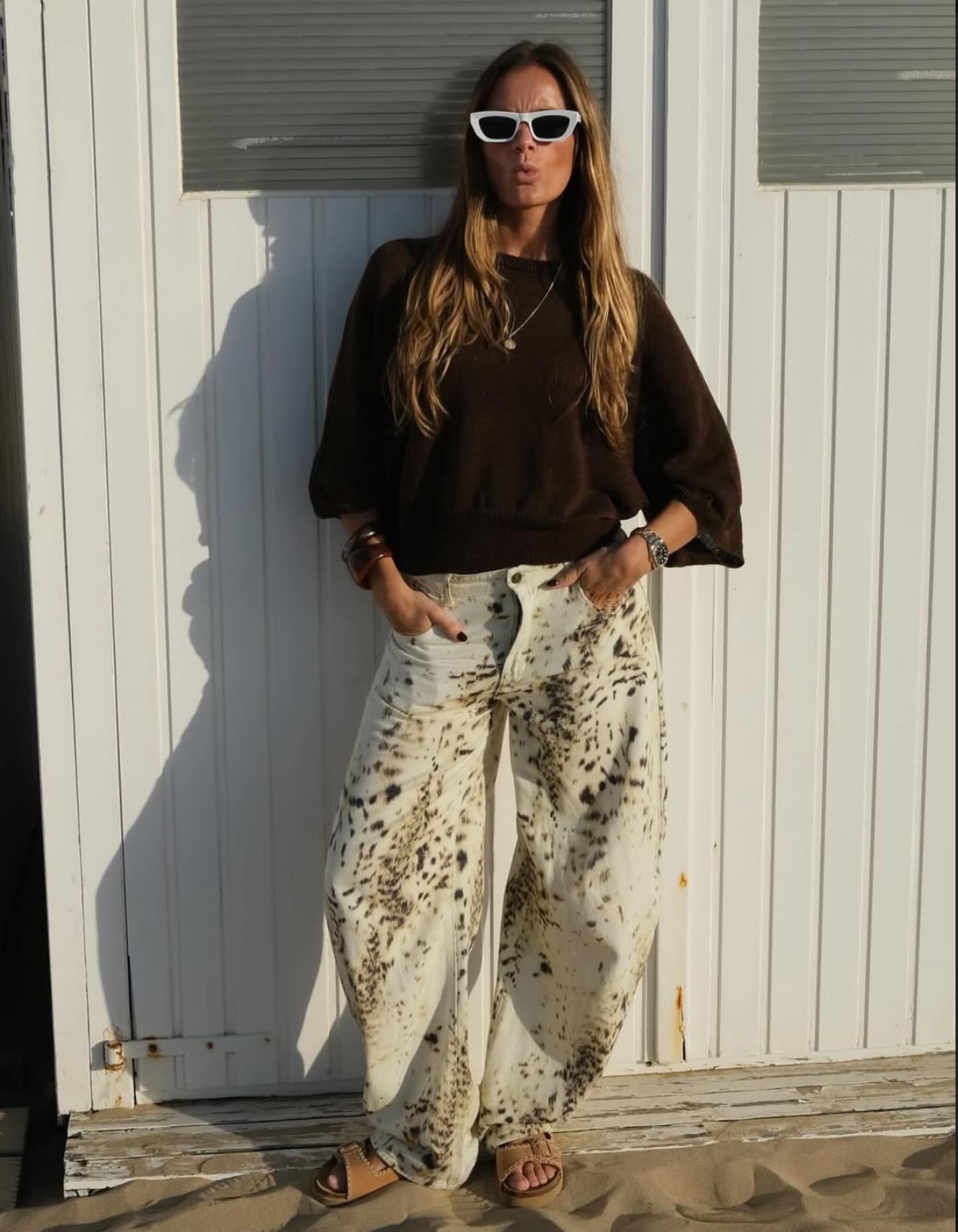 Sun on her skin, sand at her feet, BEATRIZ on repeat. @oliviavanlil makes every shoreline look like a runway. ☀️
#scholl
#beatriz
#schollrepost
#summer