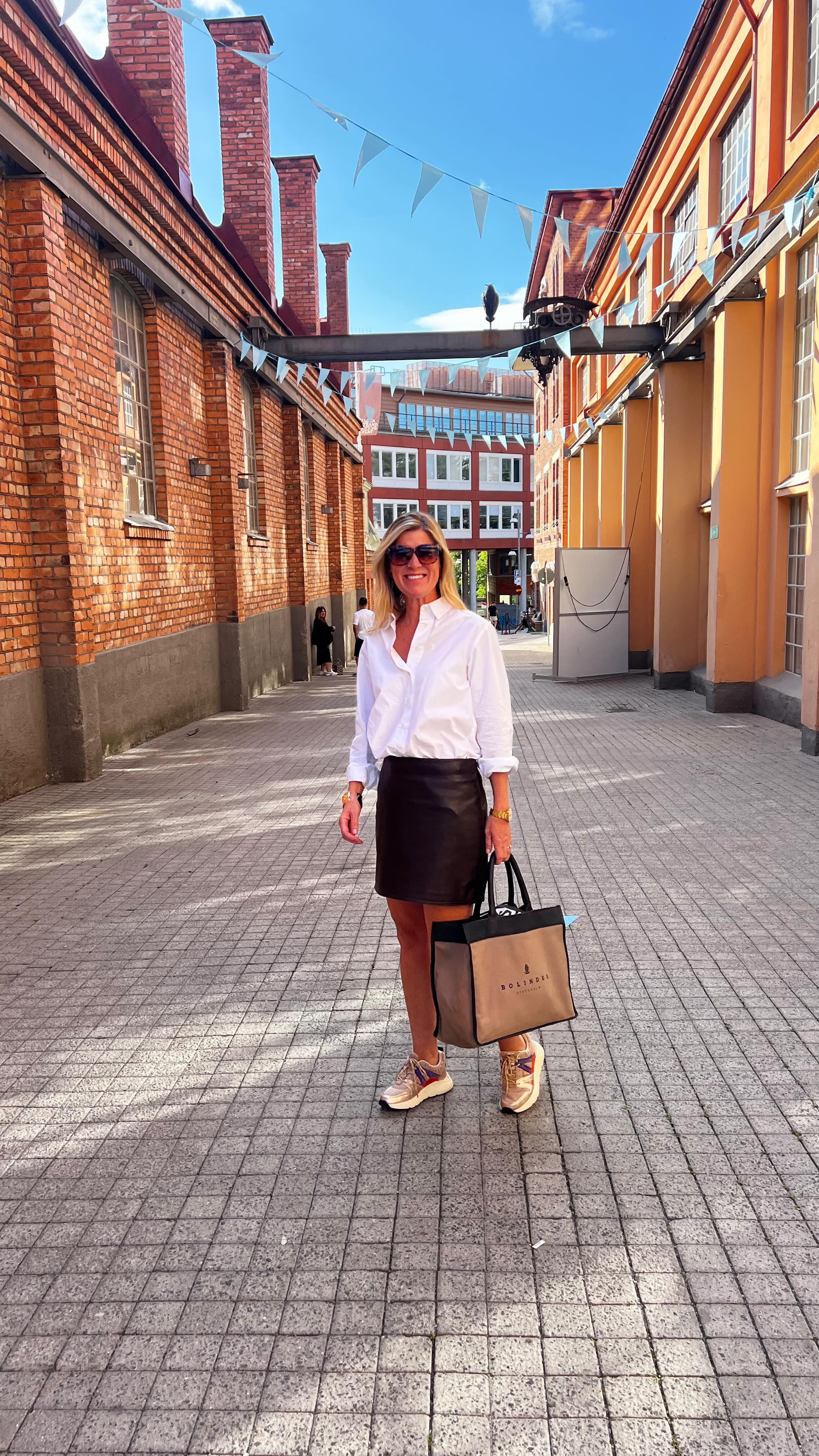 Glimtar frĂ„n @stockholmfashiondistrict Fashionweekâšâšâš
Det som verkligen stannar kvar hos mig efter denna vecka Àr inte enbart alla fantastiska klÀder utan mÀnniskorna. SÄ mÄnga varma, drivna och passionerade personer pÄ ett och samma stÀlle. Tacksam för varje samtal, leende och möte.
Detta Àr ju vad som gör branschen levande och framtiden spÀnnande.
@privateshopperstockholm
#privateshopperstockholm #fashionweek #stockholmfashion #fashiondistrict #brandswelove #fashionista #fashionentrepreneur #fashionevent #styleguide #stylist #doglover #fashiondogs #stockholmstyle