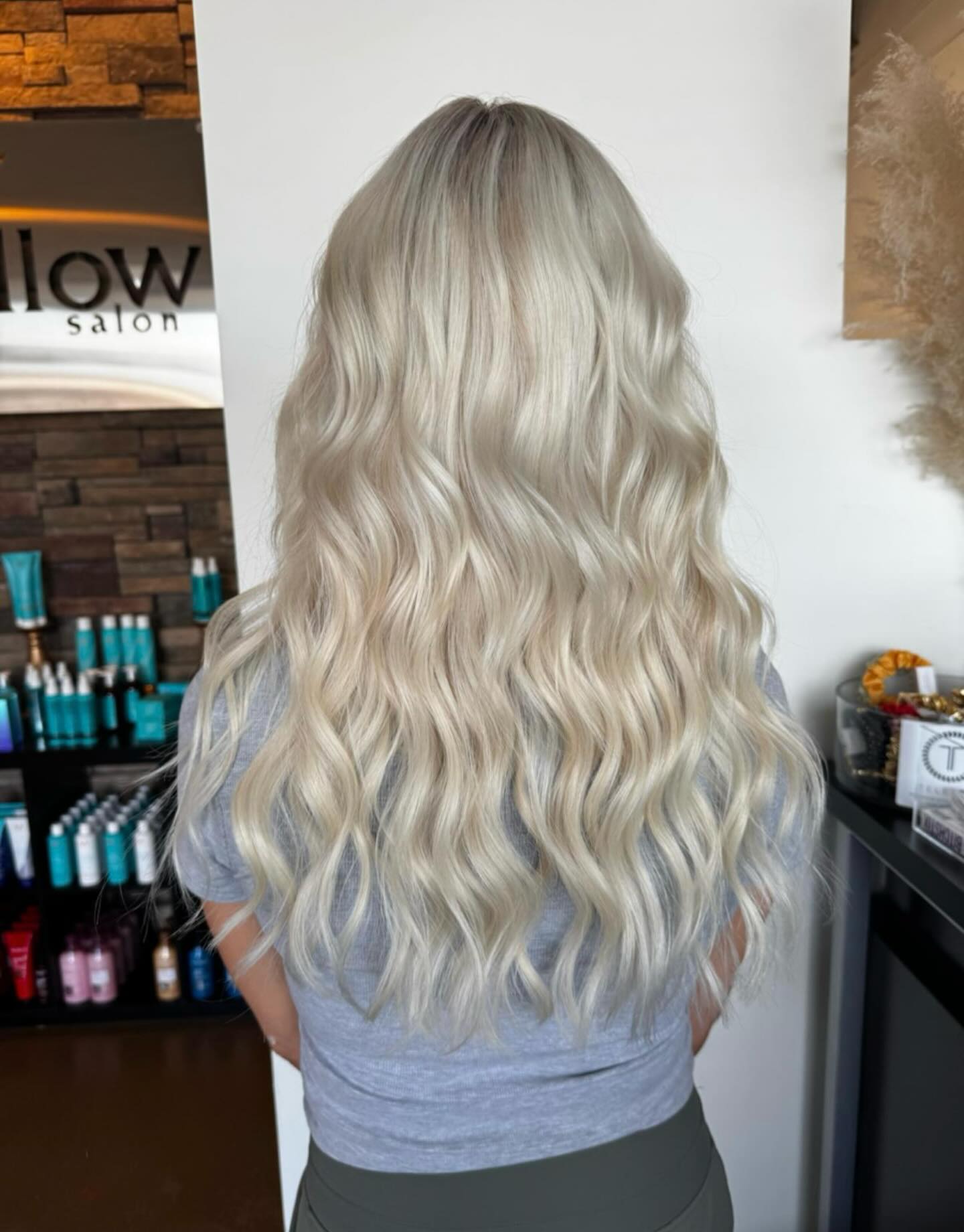 The creamiest of blondey blondes 😍
Cut + color: @paintedbymal
#willowsalon#blondes#minneapolishair#mnhairstylist#foils#freshhair