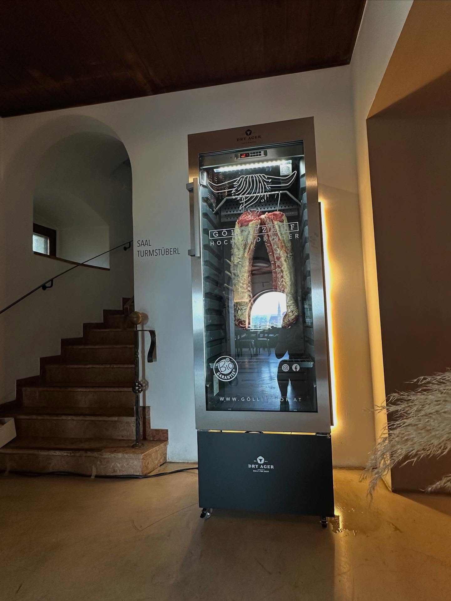 Heute ist der erste Dry Ager 🤩🤩 mit Göllitzhof Bio Hochlandrind 🥩🥩 im Restaurant Tabor Turm in Steyr in Betrieb gegangen!
Wir freuen uns sehr über das entgegengebrachte Vertrauen in die Qualität ✨✨✨unseres Fleisches!!!