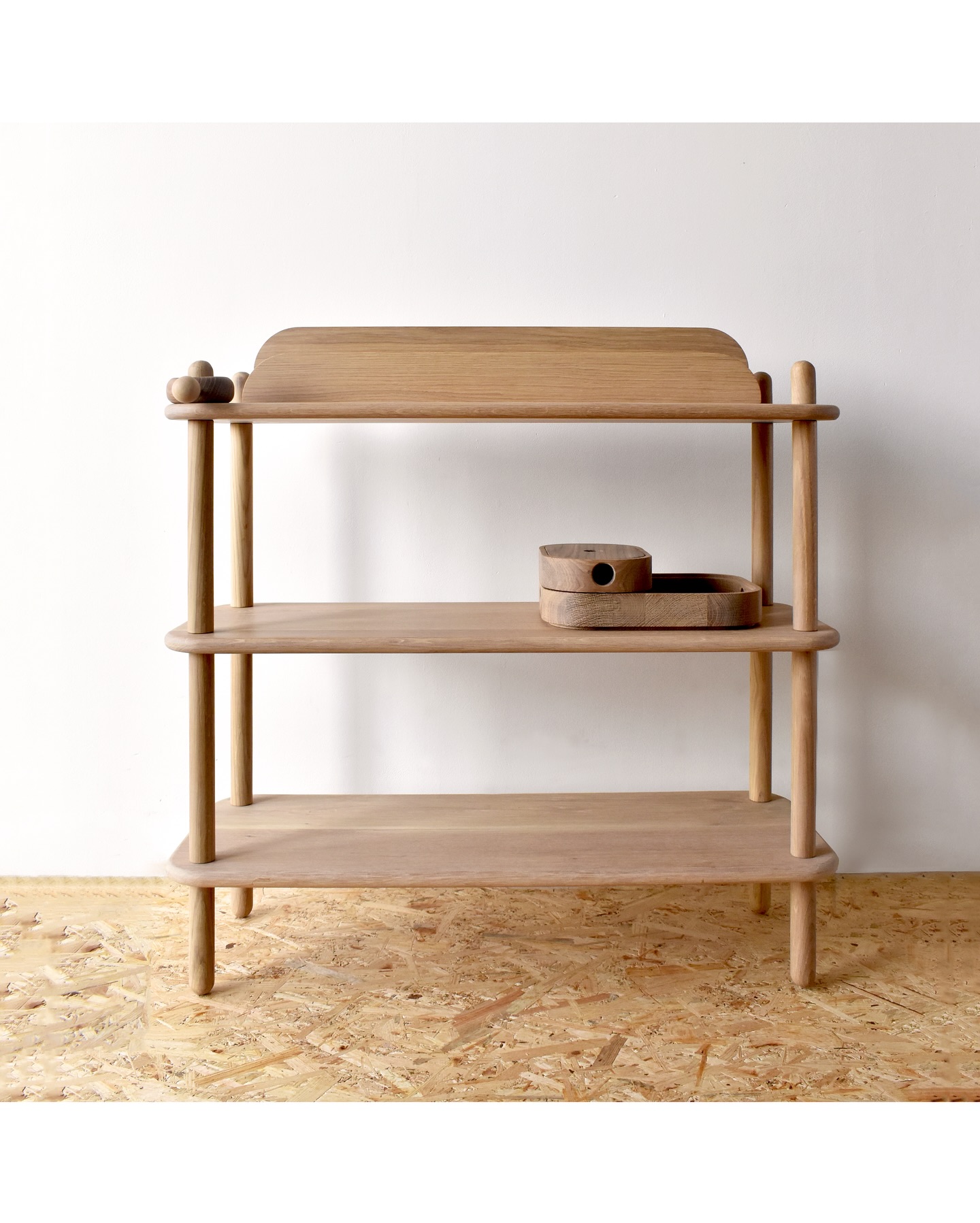 PION - towarzysz porządku i harmonijnej estetyki
Na regale każdy przedmiot ma swoje miejsce.
Wybierając elementy do ekspozycji, stawiaj na te, które chcesz, aby przyciągały uwagę - to one powinny znaleźć się na wysokości wzroku dziecka. Mogą to być ulubione książki, naturalne materiały, czy przedmioty zachęcające do twórczej zabawy.
Niższe półki przeznacz na rzeczy, po które dziecko może sięgać samodzielnie - ucząc się wyboru i odpowiedzialności. Wyższe mogą służyć do przechowywania materiałów wymagających Twojego towarzyszenia lub dekoracji, które dodają wnętrzu ciepła.
PION to nie tylko mebel - to narzędzie do budowania świadomej, inspirującej przestrzeni, która wspiera rozwój w duchu szacunku, wolności i piękna.
#montessori #meblemontessori #montessoriwnętrze #pokójdziecka #mebledziecięce #drewnianemeble #naturalnewnętrze #slowdesign