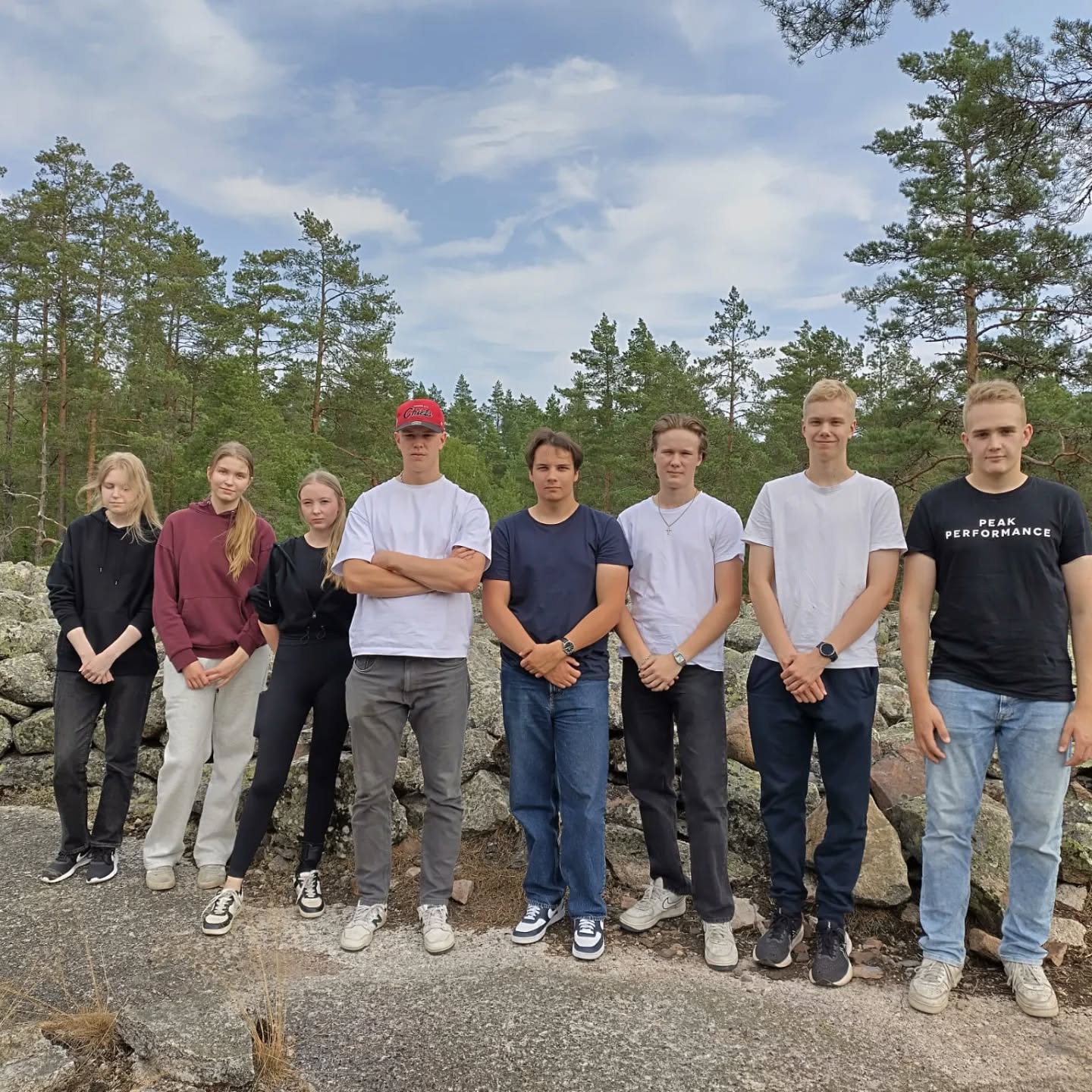 Jos joku luuli Anssin tuntien olevan vain tietokoneella istumista, niin väärin meni!😎 Tänään Historian 5-kurssi vieraili Sammallahdenmäen pronssikautisella röykkiöhaudalla Huilun pitkällä rauniolla. Tästä on hyvä aloittaa viikonloppu!😌