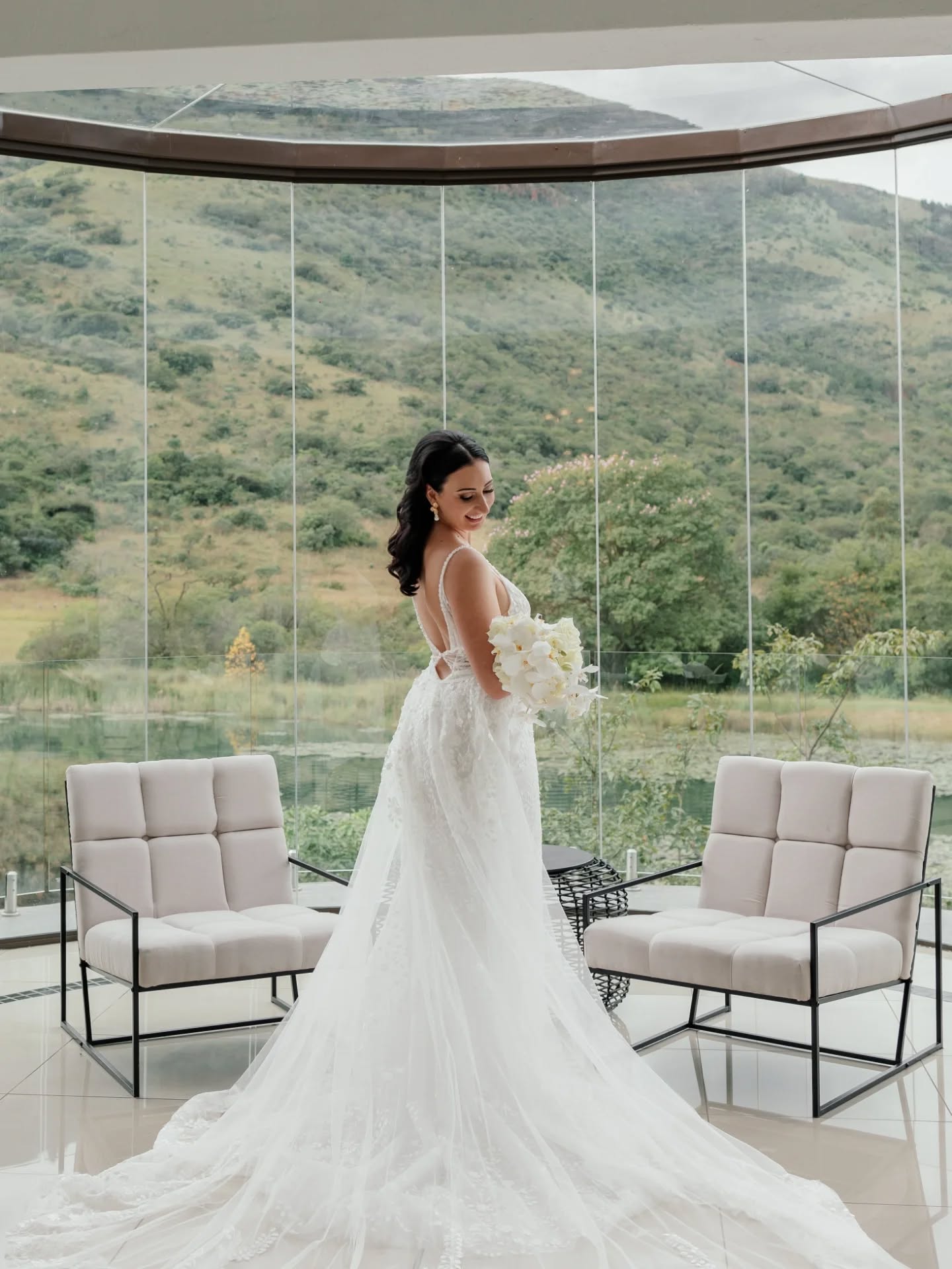 Can delicate beauty, nestled in Moyre's stunning 180° glass nest, be captured so effortlessly?
#BridalPortraits #GlassNestViews #SoftLighting #TimelessBeauty #Moyres #LuxuryPhotography
Venue: @moyres_venue