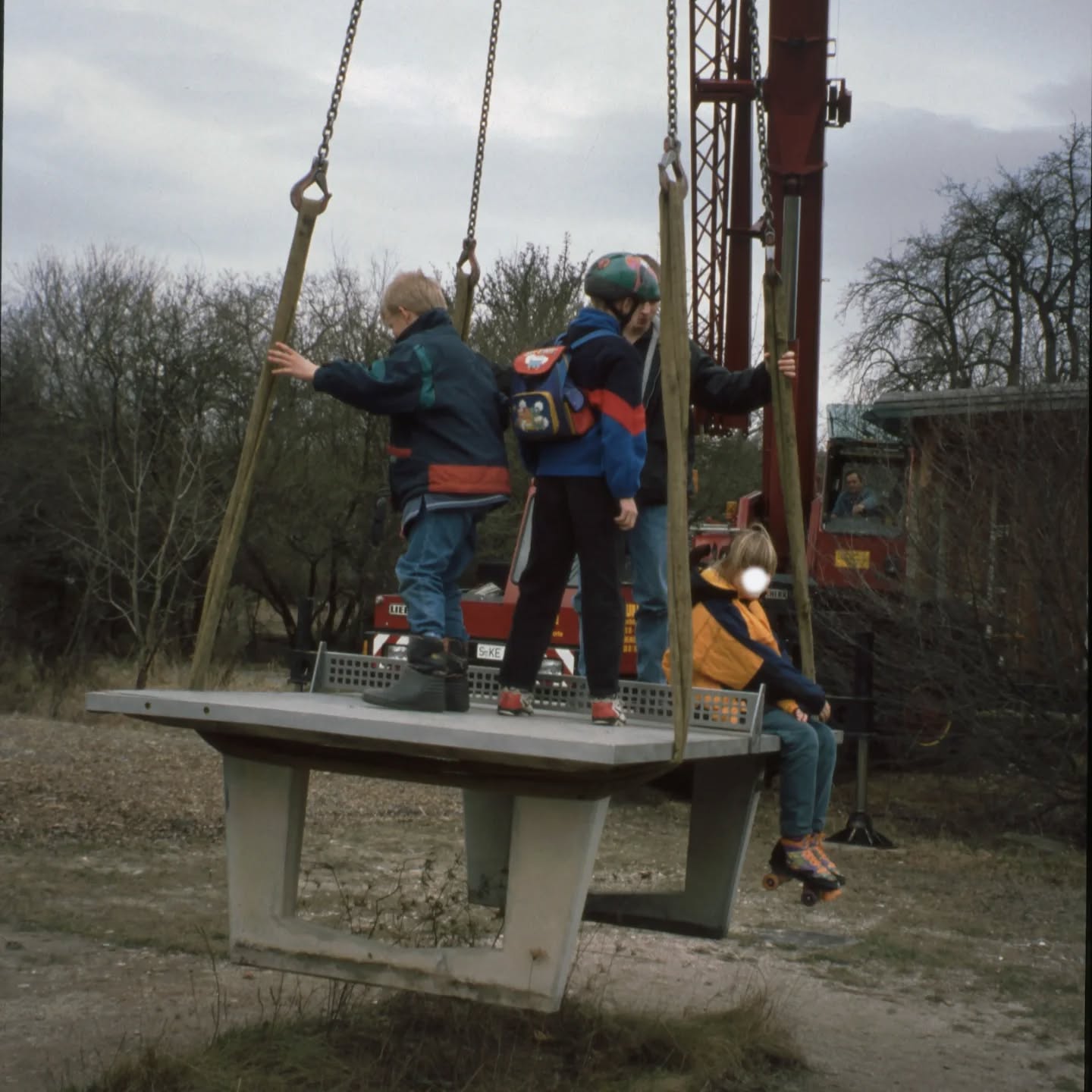 🚀 Zeitreise in den Platzalltag von 1998
Zurück in eine Zeit ohne Smartphones, aber mit ganz viel Matsch, Holz und wilder Fantasie.
So sah das Leben auf dem Abenteuerspielplatz Vaihingen vor über 25 Jahren aus – echtes 90er-Feeling inklusive!
#abenteuerspielplatz #stuttgart #vaihingen #throwbackvibes