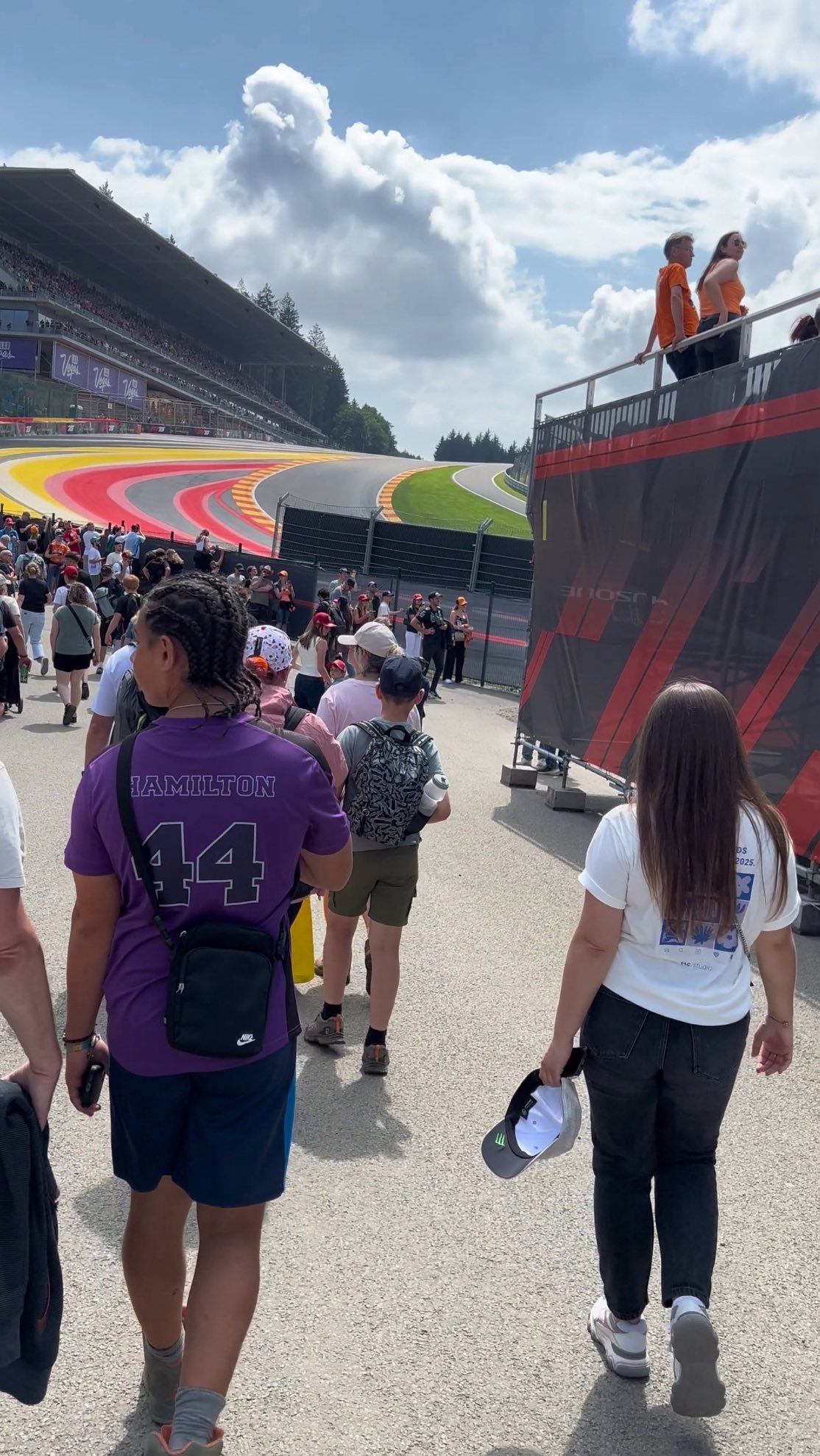 On n’a pas posté depuis un moment, mais on n’a pas chômé ! 🤌
Francos de Spa, F1 à Spa-Francorchamps, Standard : cet été, on a suivi Mertens-Mathy sur trois événements, trois ambiances… et beaucoup d’action 🔥
🎥 Montage des bars, service en plein rush, micro-trottoirs sous la pluie, petites interviews en pleine action…
On vous montre les coulisses d’un été bien rempli, côté bar et logistique
👉 Voilà à quoi a ressemblé notre été chez tac.studio
#communitymanagement #event #summer #digitalstrategy