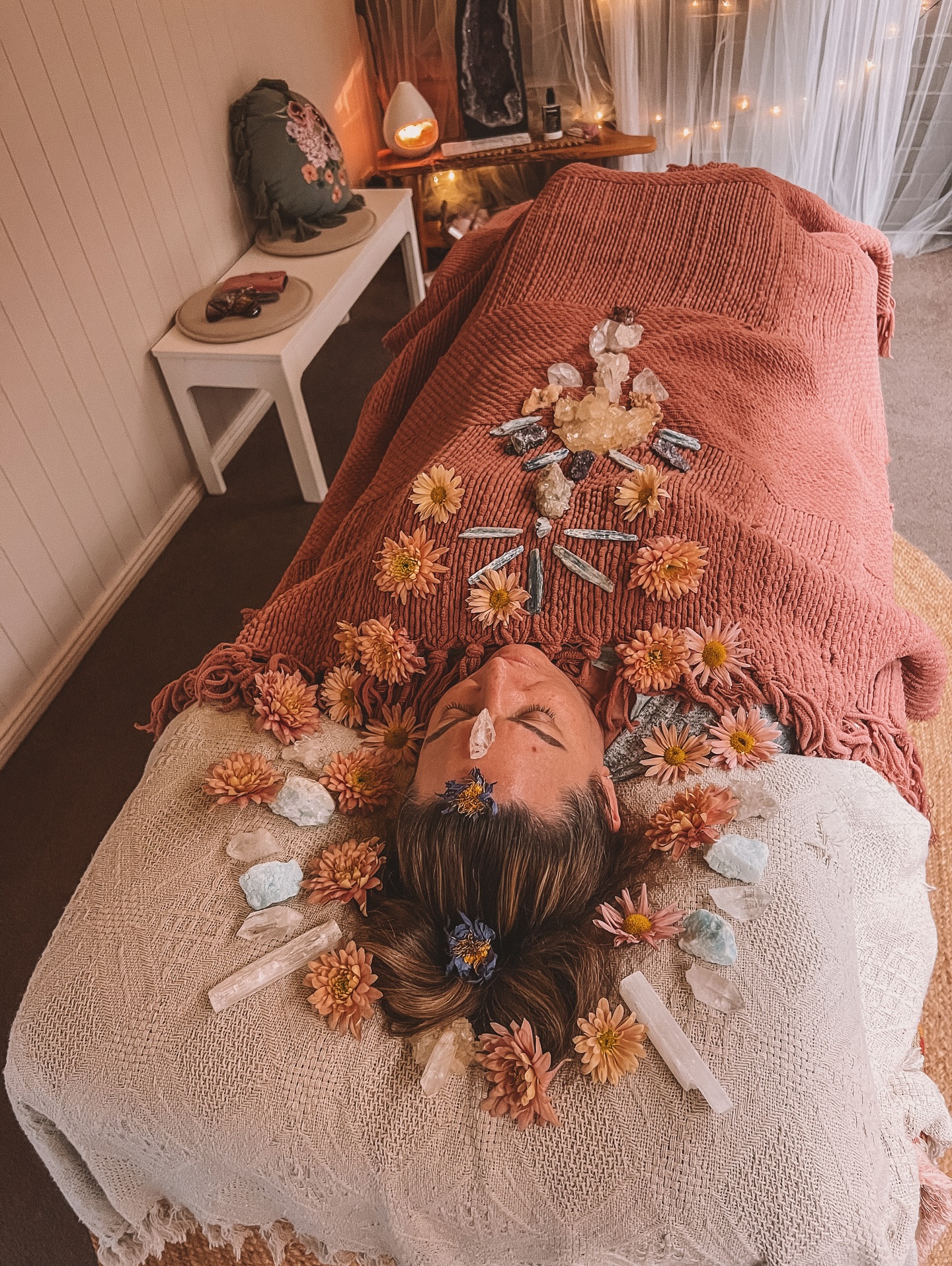 The profound wholeness journey…
When you step through the healing room door, the journey begins exactly where you are in that moment.
Every session is different …..because you are different each time we meet.
Energy is fascinating like that… your whole being already knows what you need.
Some journeys will lull you into the deepest rest, as if your soul has curled up for a dreamtime nap. Others may guide you gently into childhood memories, offering moments of insight, healing, and release. And sometimes, you’ll be fully present in your body, feeling the subtle waves of energy shifting, unlocking, and moving through you.
No matter what unfolds, each experience is perfectly aligned with the medicine your soul is ready to receive.
🩷 all my love, Ebony
#energyhealing #brisbanemeditation #moonaura #moonaurahealing #soundhealingbrisbane #flowermedicine #floweressences #crystalhealing #journeysoul #journeyyourway #cacaoceremony #earthmedicine #earthspirit #lionsgate #fullmoonenergies #brisbaneenergyhealing