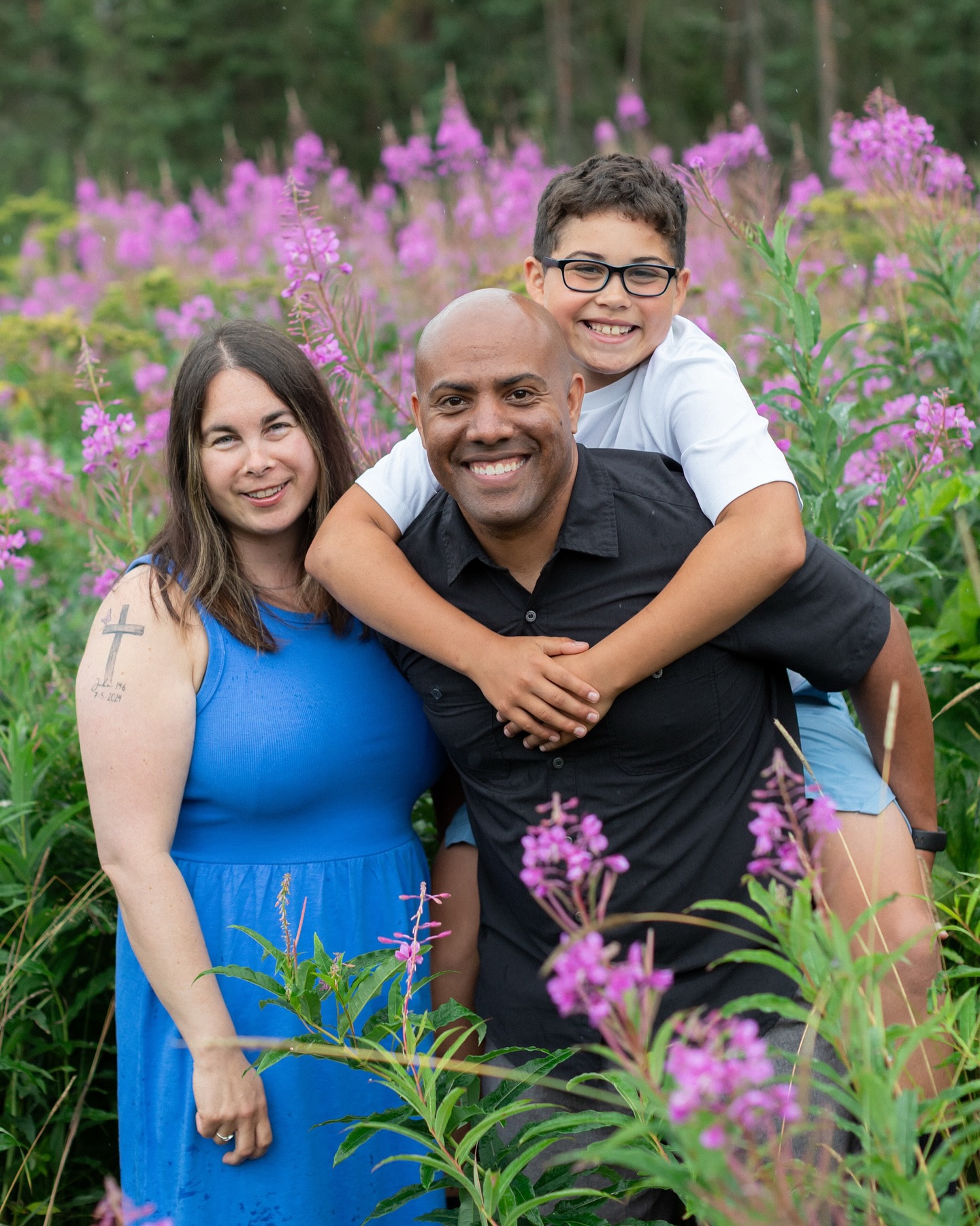 Sarah, Nic, + Zeke. ✨
They hadn’t done family photos since 2020 - which feels like yesterday, but when your kiddo is in elementary school 5 years is a big jump into being a young man about to go off to middle school. It was time to do some new family portraits! 💗