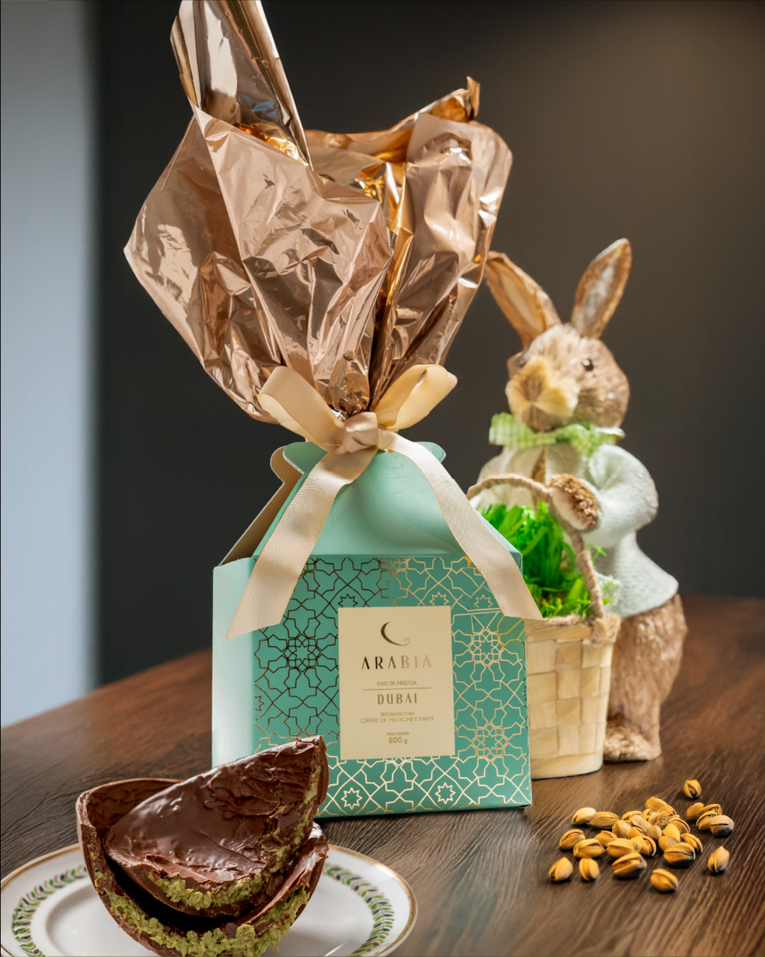 Nos ovos de Páscoa do Arabia, criamos uma embalagem que se destaca pela forma, reforça a identidade visual da marca e valoriza o produto logo no primeiro olhar.
A estrutura diferenciada e o acabamento com laço foram pensados para comunicar sofisticação e cuidado, da vitrine à mesa.
Porque quando a embalagem fala por si, o produto ganha ainda mais força.
#DesignDeEmbalagem #BrandingGastronômico #EólicaBranding #IdentidadeVisual #PáscoaComEstilo #ExperiênciaDeMarca #Arábia #EmbalagemPremium