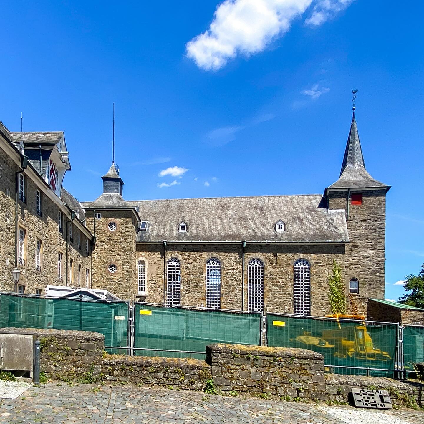 Der Rückbau unseres Sanierungsprojekts Schloss Hückeswagen läuft planmäßig. Interessante Einblicke in frühere Nutzungen inclusive.