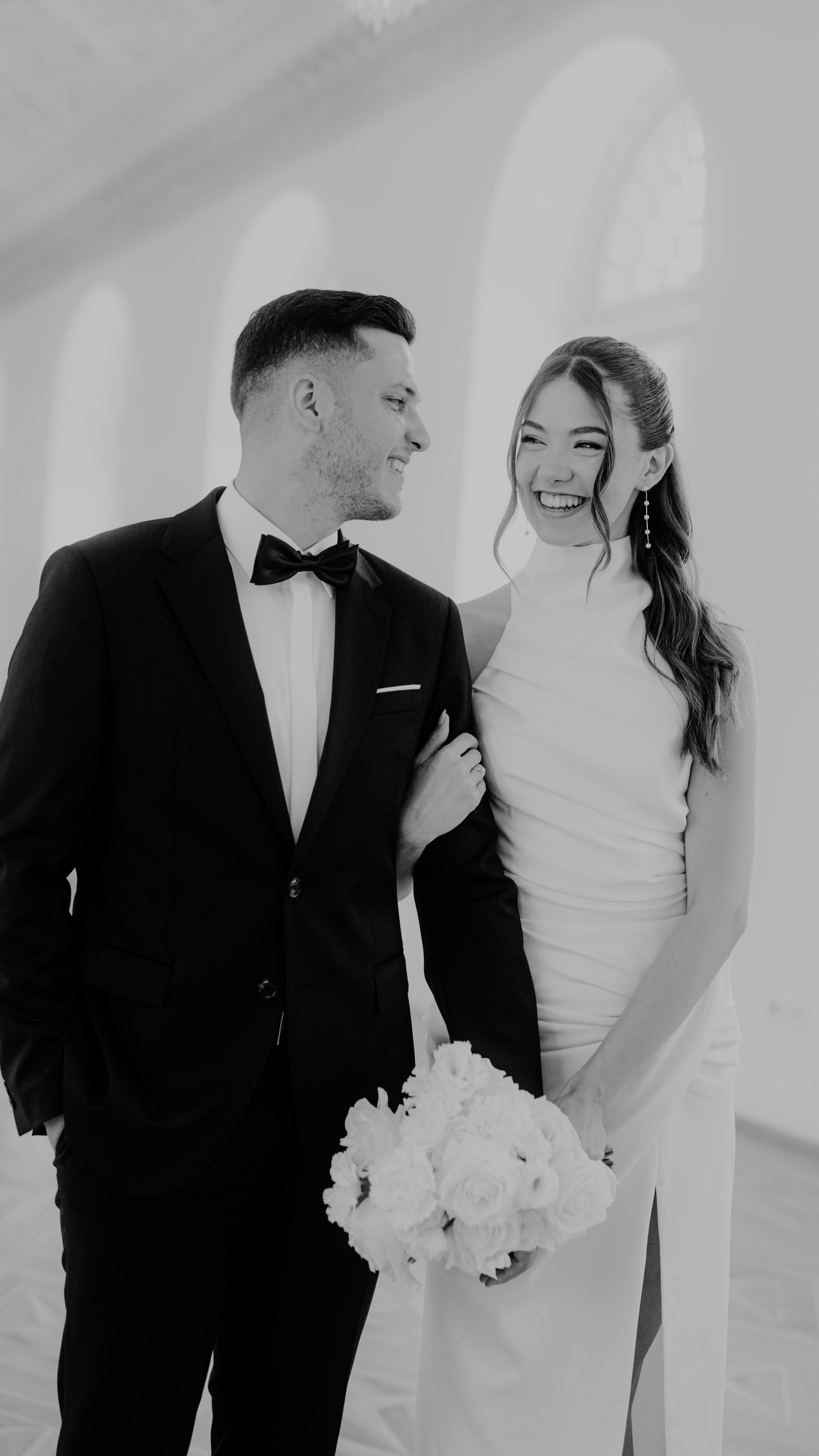 Manchmal kann ich es einfach nicht lassen und muss ein paar kleine Momente filmen, auch wenn es eigentlich nur ein kurzes Standesamt-Shooting ist 🎬💛
Wenn ihr möchtet, kann ich solche Mini-Videos zu eurem Shooting dazubuchen und für 2026 könnt ihr mich jetzt schon anfragen. Dieses Jahr gibt es noch ein paar spontane Termine fürs Standesamt.
#weddinginspo #luxurywedding #modernbride #elegantwedding #weddingvibes #timelesslove #romanticvibes #standesamtwedding #cityhallwedding #intimatewedding #smallweddingbiglove #elopementinspiration #weddingphotography #weddingvideography #cinematicwedding #weddingfilm #luxuryweddingphotographer #luxuryweddingvideographer #weddingdetailsmatter #fineartwedding #weddingeditorial #koelnwedding #duesseldorfwedding #rheinlandwedding #weddingingermany #nrwweddings