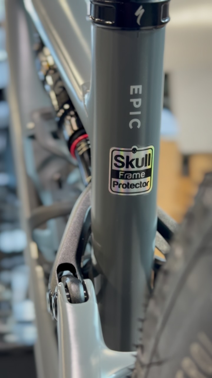🚴♂️✨ Protegida el mismo día ✨🚴♀️
Si tu bici está en nuestro catálogo de moldes (modelo, año y talla), ¡puede salir protegida del taller el mismo día! 🙌
Hoy recibimos a un cliente que viajó desde Calera, V Región, para darle un upgrade total a su bici:
✅ Gráfica de horquilla en vinilo tornasol 🌈
✅ Protección completa Epic 8 Comp con Custom Kit Matte 🔥
En Skull Frame Protector trabajamos con pasión y dedicación, cuidando cada bicicleta como si fuera nuestra. 🖤
📍 Revisa si tu modelo ya está en nuestro catálogo y agenda tu protección express.
#BeOriginalBeSkull #ProtegeTuBici #MTBChile #BikeLove #CustomKit #ViniloTornasol #Epic8Comp #MTBProtection