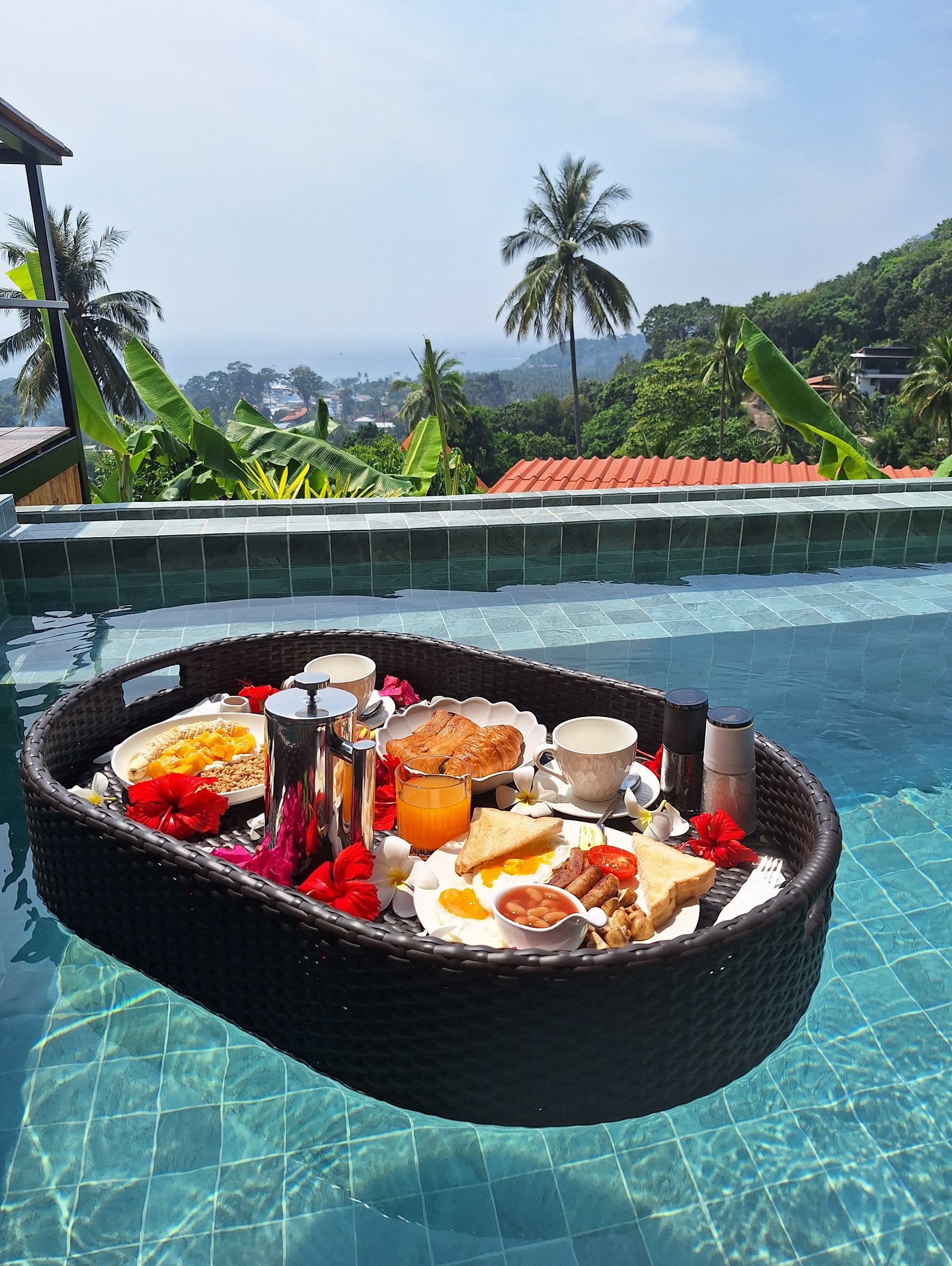Breakfast in paradise✨ 🥐🥞🍳☕️
Enquire to get the best deals, link in bio🔗
#infinitypool#VillaVibes #KohTaoViews#Islandserenity
#LuxuryResort#DiveKohTao#Diving#ChalokBaanKao#TanoteBay#MaoBay#HaadTien#Floatingbreakfast#AoLeukBay#SecretGardenEcoPoolVillas #EcoVillas #privatepoolvilla #TravelThailand#Paradise #GetawayGoals #Relax #KohTao #Thailand#MountainView #Romantic #IslandLife #LuxuryVilla#Rainfallshower#ThailandBeaches#Serenity