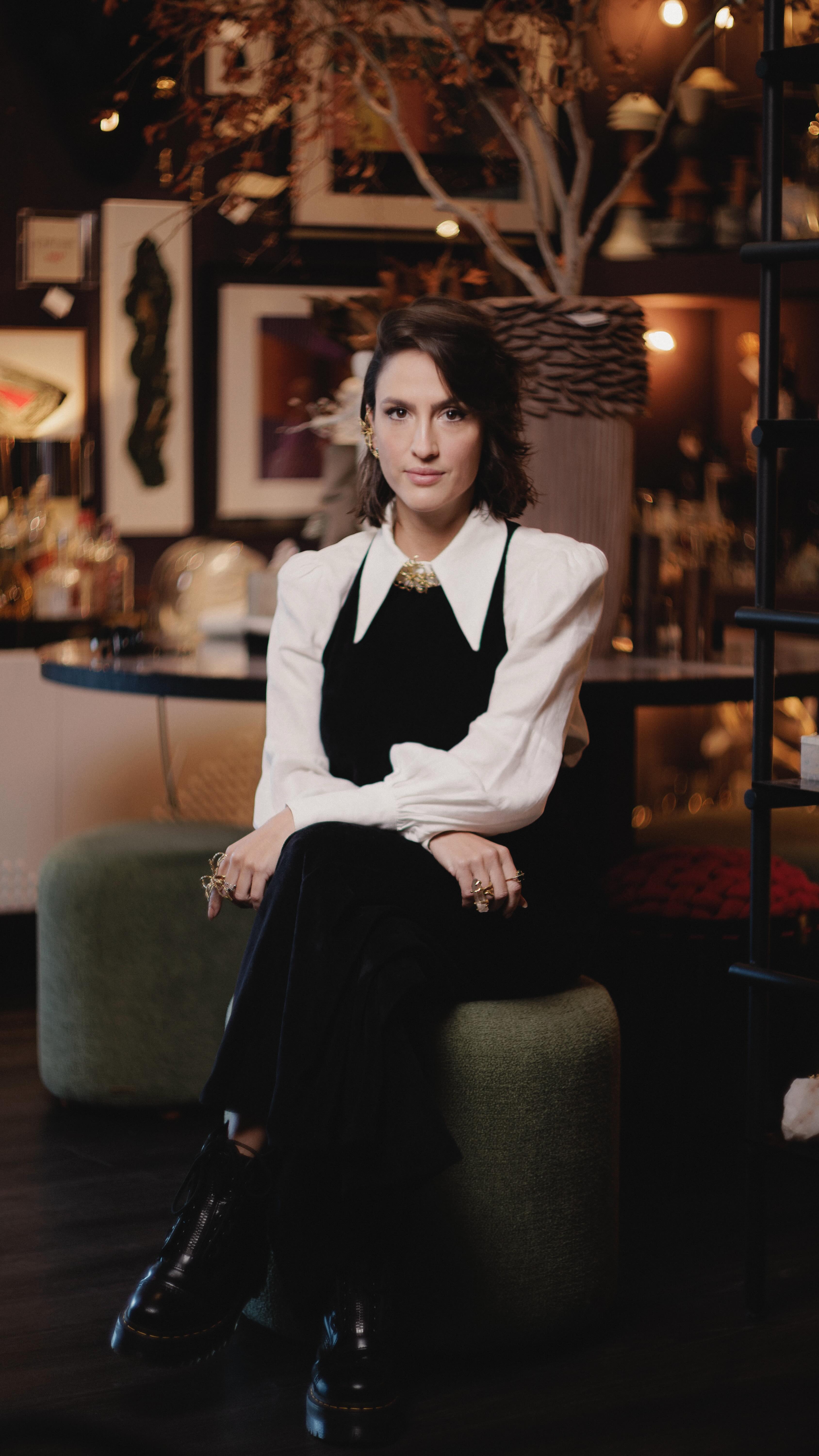 🎨✨ Laís Odeli traz a temática botânica como caminho para falar da nossa própria essência.
Com traços soltos e expressivos, suas obras revelam a beleza dos ciclos, do sentir e do agora, convidando cada pessoa a se reconectar com a sua própria natureza.
🗓️ 19 a 22 de agosto de 2025
📍 CasaHall Design Shopping | Av. do Estado Dalmo Vieira, 4770, Estados, Balneário Camboriú, SC
👉 Programação em dwsemanadedesign.com.br
🎥 @joao.pedro.varela
Agradecimento especial à @dscontemporanea