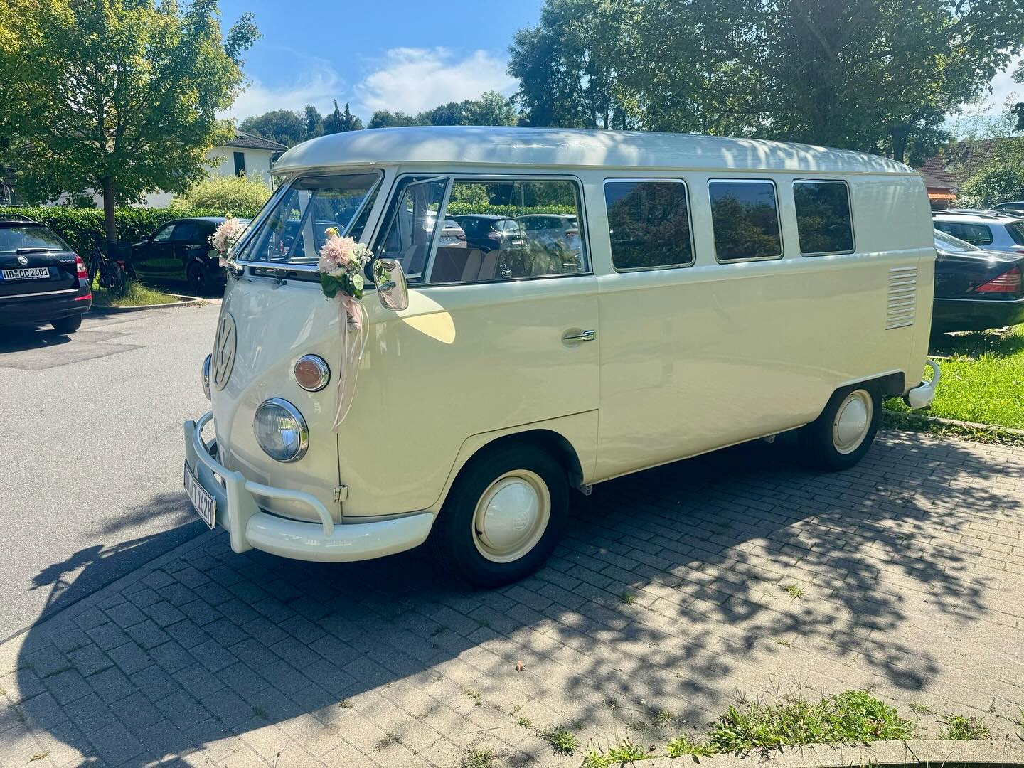 ✨🚐💍 Liebesglück auf vier Rädern 💍🚐✨
Am Wochenende durfte unser Bulli wieder auf große Fahrt gehen – und zwar mit einem strahlenden Hochzeitspaar an Bord. 🤍 Vom ersten Einsteigen bis zum letzten Winken war die Stimmung einfach magisch.
Eine kleine Anekdote, die den Charme unseres Oldies perfekt beschreibt: Unser Fahrer wurde an diesem Tag mehrfach „geblitzt“ – allerdings nicht von der Polizei, sondern von Passanten an jeder Ampel. 📸 Überall zückten Menschen spontan ihr Handy, um einen Schnappschuss von unserem außergewöhnlichen Gefährt mit dem glücklichen Paar zu ergattern. Ein rollender Publikumsliebling eben! 🚐✨
Vielen Dank an unser Hochzeitspaar für diese wunderbare Fahrt und die 5-Sterne-Bewertung ⭐⭐⭐⭐⭐ – euer Feedback macht uns glücklich und stolz! 🧡
#BulliLiebe #Hochzeitsauto #5SterneService #OldtimerLiebe #Hochzeitsfahrt #BulliStory #Unvergesslich #Brautauto #deinbrautauto