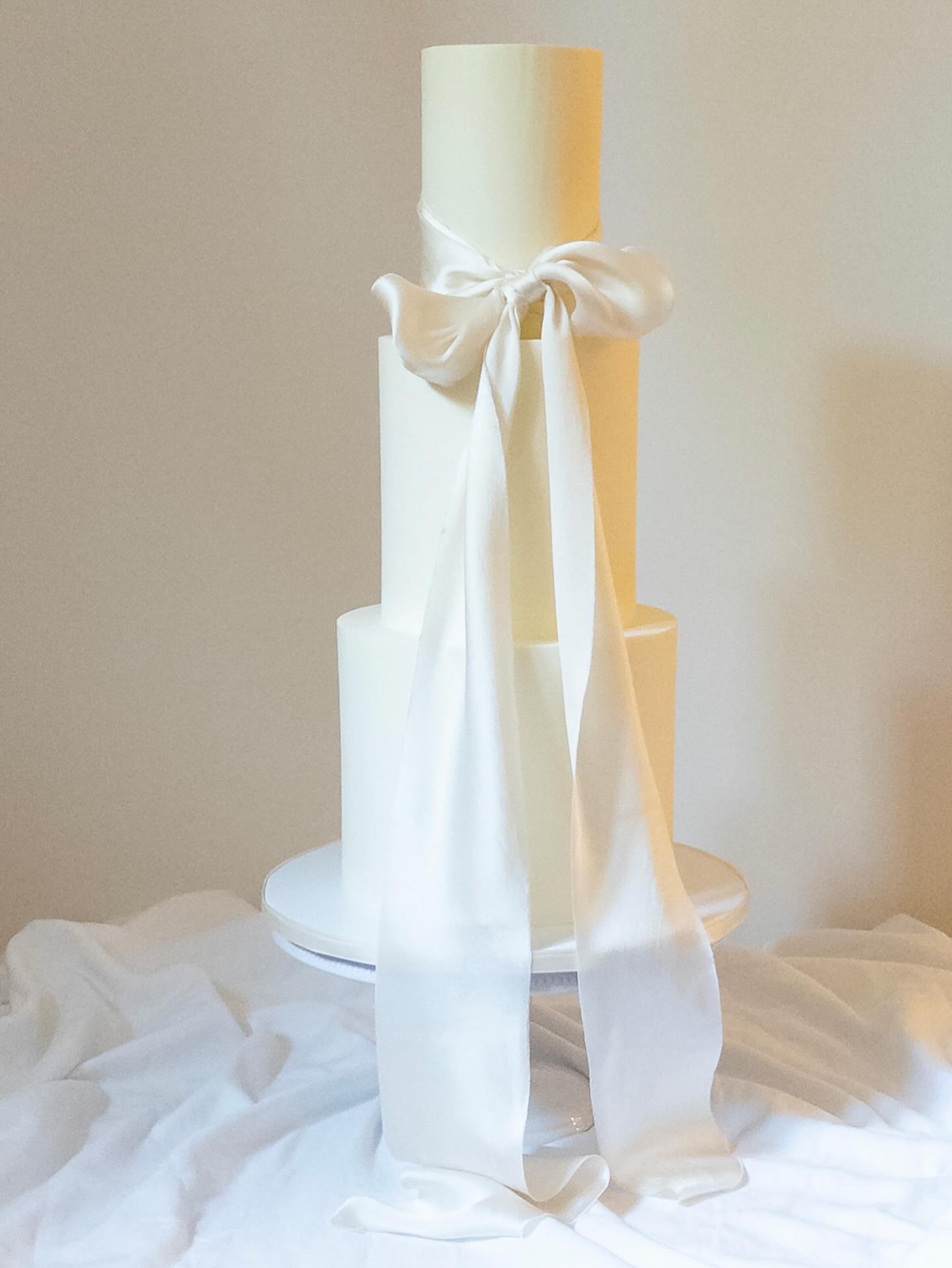 Simple elegance for Cheng & Viktor 🤍.
I won’t admit how many times I tied this bow before getting it just right 😅. The gorgeous silk ribbon is from @themapleden
#weddingcake #paletteandpetalcakes#cakedesigner #cakeinspo #weddingcakeinspiration #cakeart #cakedesign #torontocakes #customcakes #cakesofInstagram #bowcake