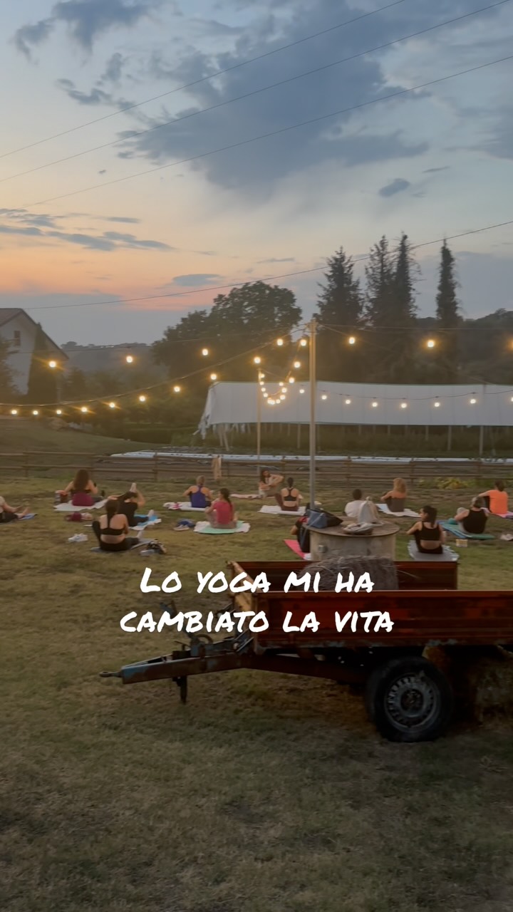 Quando ho iniziato a insegnare Yoga, non immaginavo che sarebbe diventato uno specchio così sincero della mia vita.
Ogni lezione, ogni respiro condiviso, mi ha insegnato qualcosa — non solo su come guidare gli altri, ma su come ascoltarmi davvero.
Oggi porto nel mio insegnamento due strade diverse e complementari:
🌿 Hatha Raja Vinyasa Krama
Un approccio che unisce respiro, movimento e presenza mentale.
Rafforza il corpo, schiarisce la mente e crea uno spazio di centratura profonda.
🌙 Yin Yoga
Una pratica lenta e profonda, che lavora sui tessuti connettivi e invita al rilascio emotivo.
Qui si impara a lasciar andare, a fare pace con il tempo e con le sensazioni.
Due pratiche, due energie.
Entrambe con lo stesso obiettivo: riportarti al centro di te.
Se vuoi scoprire di più sullo yoga e sulle lezioni con me, scrivi YOGA nei commenti o in DM e ti racconterò come iniziare il tuo percorso.
⸻
yoga hatha raja vinyasa krama
yin yoga
yoga e meditazione
pratiche di consapevolezza
crescita interiore
#yogaitalia
#yinandyang
#yogaperlanima
#yogaconsapevole
#yogavibes
#yinlove
#yogadailypractice