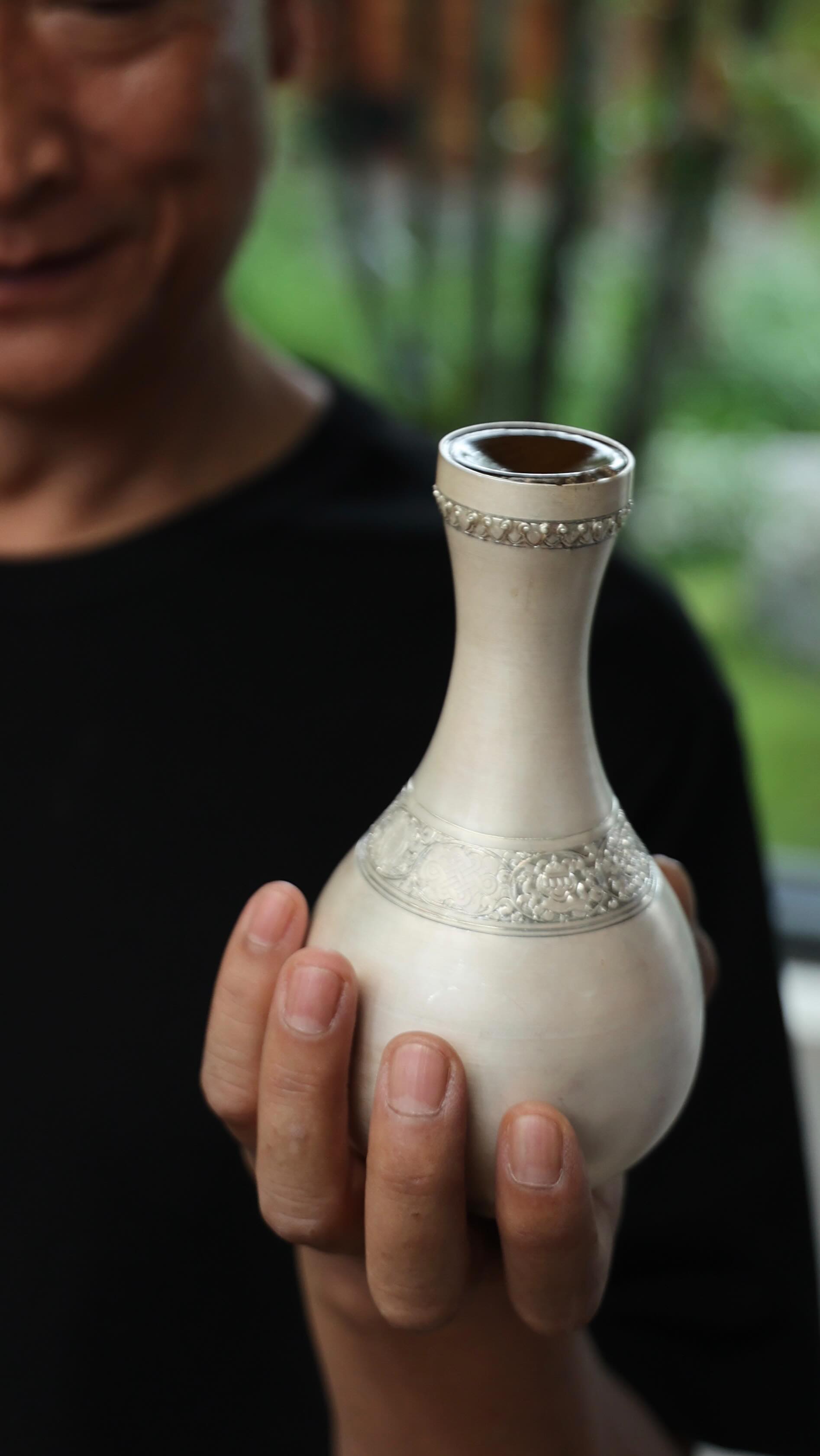 🌄 Hammered Heritage: Heqing’s Living Silver
Where Lijiang’s peaks brush clouds and Dali’s lakes mirror skies, one-hour drive away, Heqing’s mountains hide moonlight in stone. For 600 years, silver veins breathed here - gifted by ancient collisions of land and fire . This is why hammers sing: metal runs in Heqing’s blood.
🫖 Watch masters converse with silver
No seams. No solder. Just a single sheet persuaded into teapots by rain-like hammer strokes - a dance called “whole-piece forging”. Chisels trace clouds, dragons bloom freehand, and fingertips read the metal’s blush. Copper, its steadfast sibling, anchors tradition in temple bells .
💍 When journeying near Lijiang, Dali, or Shangri-La…
Pause where the road bends to Heqing. Sit beside hands that hold centuries. Forge your own moonlit ring - a travel memory that outlives time. Feel heritage pulse warm in your palms.
🔨 Tap to hear the symphony of fire and patience
Follow @woksandwonders for guardians of China’s unseen.
#HeqingSilver #LivingHeritage #WoksAndWonders
#CulturalKeepers #ForgeYourStory #SlowChina