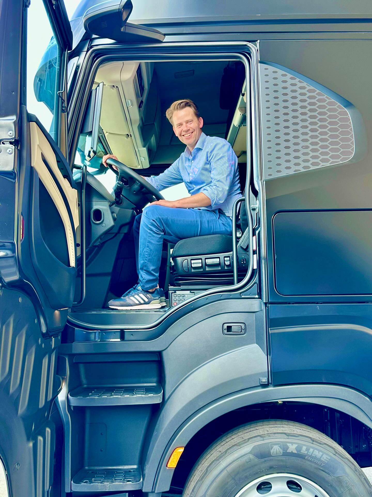 Heute habe ich die C.+W. Müller GmbH in Bergisch Gladbach besucht 🚛 – ein Familienunternehmen mit über 100 Jahren Geschichte 📜, das längst zu einer festen Größe in unserer Region geworden ist. Vom Service für Nutzfahrzeuge bis zur Wartung von Wohnmobilen: Modernste Technik, ein breites Leistungsangebot und ein starkes Team machen den Betrieb zu einem wichtigen Partner für Industrie, Logistik und Privatkunden 💪.
Die Firma wird in dritter Generation geführt – und die vierte Generation steht schon in den Startlöchern. Das zeigt: Hier wird nicht nur gearbeitet, hier wird Tradition gelebt und die Zukunft fest im Blick behalten.
Besonders beeindruckt hat mich, dass Herr Müller nicht nur vielfältig in den Gremien der Innung engagiert ist, sondern auch konsequent investiert: Aktuell in die Sanierung des Verwaltungsgebäudes 🏗️ – ein klares Bekenntnis zum Standort Bergisch Gladbach und zur Region.
Es ist wichtig, dass solche Familienunternehmen im Kreis gute Rahmenbedingungen haben, um die Nachfolge sichern und die Tradition weiterleben zu können. Sie sind die Wirtschaftsmacht von nebenan und damit ein wesentlicher Teil unseres wirtschaftlichen Fundaments im Rheinisch-Bergischen Kreis. 🤝.
#RheinischBergischerKreis #BergischGladbach #Familienunternehmen #Mittelstand #Tradition #Innovation #Nachhaltigkeit #Zukunft #Handwerk #RegionaleWirtschaft #CDU #Landratskandidat #GemeinsamStark #NachfolgeSichern #WirtschaftFördern #Heimat