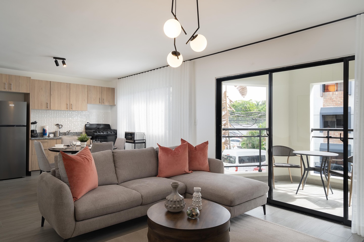 ✨ Plaza Colonial – Tu estancia en el corazón de Gazcue ✨
🏠 2 habitaciones | 1 baño
🛋️ Amueblado full, listo para disfrutar
💲 Desde solo $60 USD / noche
Disfruta de la magia de la Zona Colonial con todas las comodidades que necesitas. Vive rodeado de historia, restaurantes, bares y lugares icónicos, ¡todo a pasos de tu puerta!
📅 Book Now y asegura tu fecha ✅
📍 Plaza Colonial – Santo Domingo
📲 Reserva directa y vive la experiencia.
#ZonaColonial #SantoDomingo #AirbnbRD #PlazaColonial #StayInStyle #TravelDR #yellowkeyrentals
