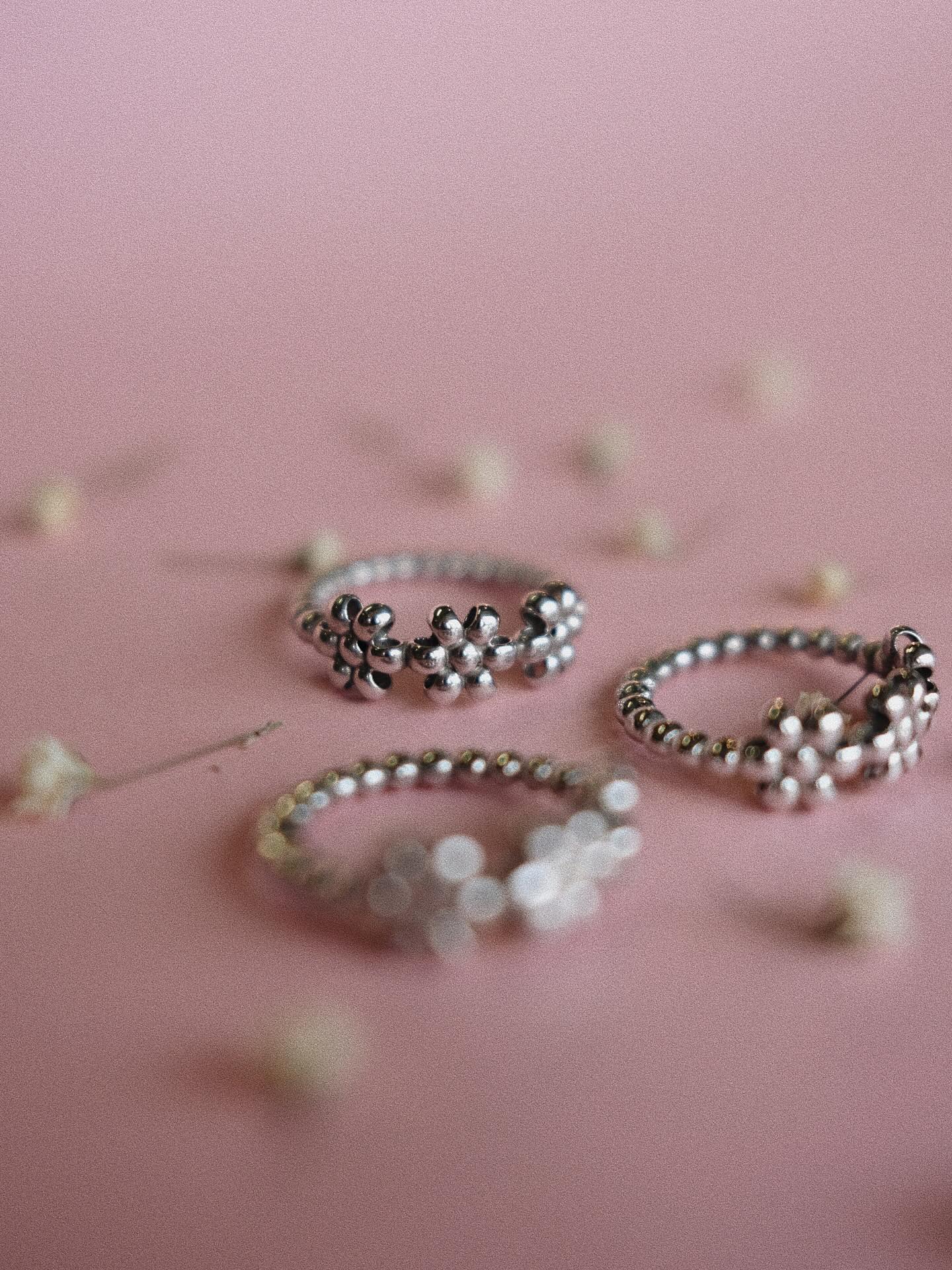 Nuestro homenaje a esos anillos que todas y todos usamos alguna vez, las icónicas shakiritas. ✨
Un recuerdo transformado: ahora en metal, más resistente, más duradero y con un diseño que lo convierte en una pieza única y cool para el día a día.
Porque los clásicos de nuestra infancia también merecen evolucionar contigo. 💫 CÓMPRALO EN NUESTRA PÁGINA WEB