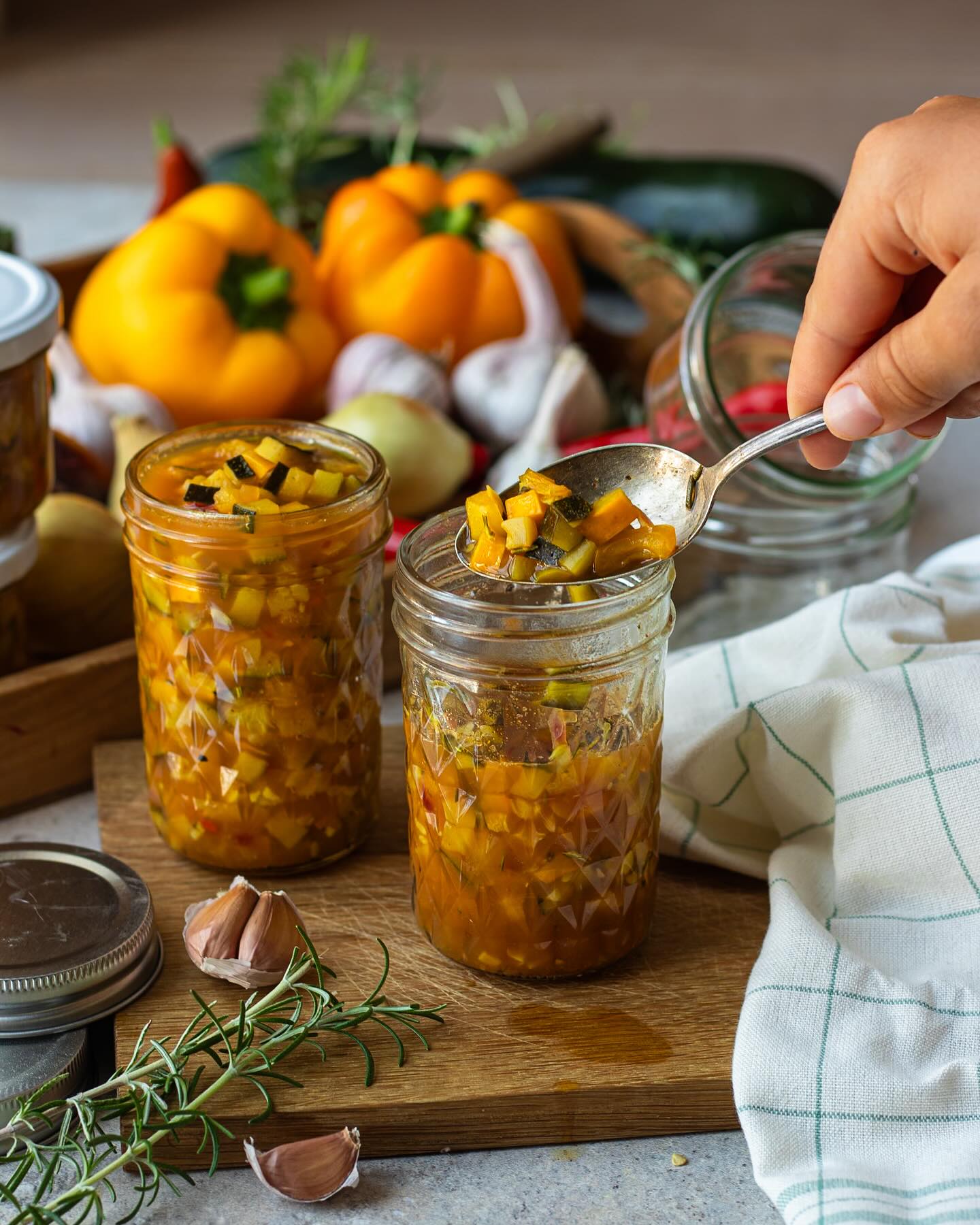 Heute gibt’s ein bisschen Sommer im Glas. ☀️
Ein Zucchini-Paprika-Chutney ist nicht nur ein echter Farbklecks, sondern auch ein Geschmackserlebnis! Danke @heyfoodsister für diese wunderbare Möglichkeit ein bisschen Sommer einzukochen.
Fein abgestimmt, süß-sauer-pikant und voller sonnengereiftem Gemüse – perfekt zu Gegrilltem, Käse oder einfach aufs frische Brot. Ein paar Fotos weiter findet ihr das Rezept, die Zutaten gibts bei uns, probiert es aus und lasst es euch schmecken. #zucchini #zucchinichutney #paprika #einkochen #sommerimglas #rezeptidee #sommer #sommerfrüchte #sommergemüse #chutney #kochen #backen #saisonal #hofladenlang #wintersweiler #lörrach #wochenmarkt #wochenmarkt24dreiländereck #wochenmarktlörrach #kandern #karsau #schwörstadt #efringenkirchen #basel #weilamrhein #rheinfelden