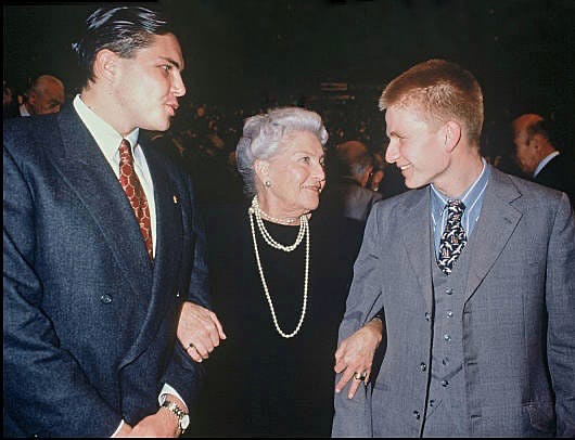 En ce jour, il y a 114 ans, naissait ma grand-mère, Madame la Comtesse de Paris
Femme d’une dignité rare, d’un engagement sans faille et d’un amour profond pour la France et pour chacun des siens, elle fut le véritable ciment de notre famille. Sa porte et son cœur étaient toujours ouverts, elle savait unir la famille.
À ses côtés sur cette photo, mon cousin le duc de Chartres et moi-même, unis dans le souvenir et la gratitude.
Son héritage de valeurs, de foi et de fidélité continue de nous inspirer chaque jour, rappelant que la noblesse ne se mesure pas seulement aux titres, mais à la capacité de rassembler.
✨🙏💙 #Famille #Mémoire #Hommage #MaisonRoyaleDeFrance #ComtesseDeParis #Unité
#maisonroyaledefrance #france #monarchy #royalfamily
*********************************************************
#charlesphilippedorleans #princecharlesphilippedorleans #princecharlesphilippe #princedorleans #ducdanjou #naomidorleans #naomivaleskadorleans #princessenaomidorleans #princessenaomi #princessedorleans #duchessedanjou #dynastiecapetienne #huguescapet #maisonroyaledefrance #france #monarchy #royalfamily