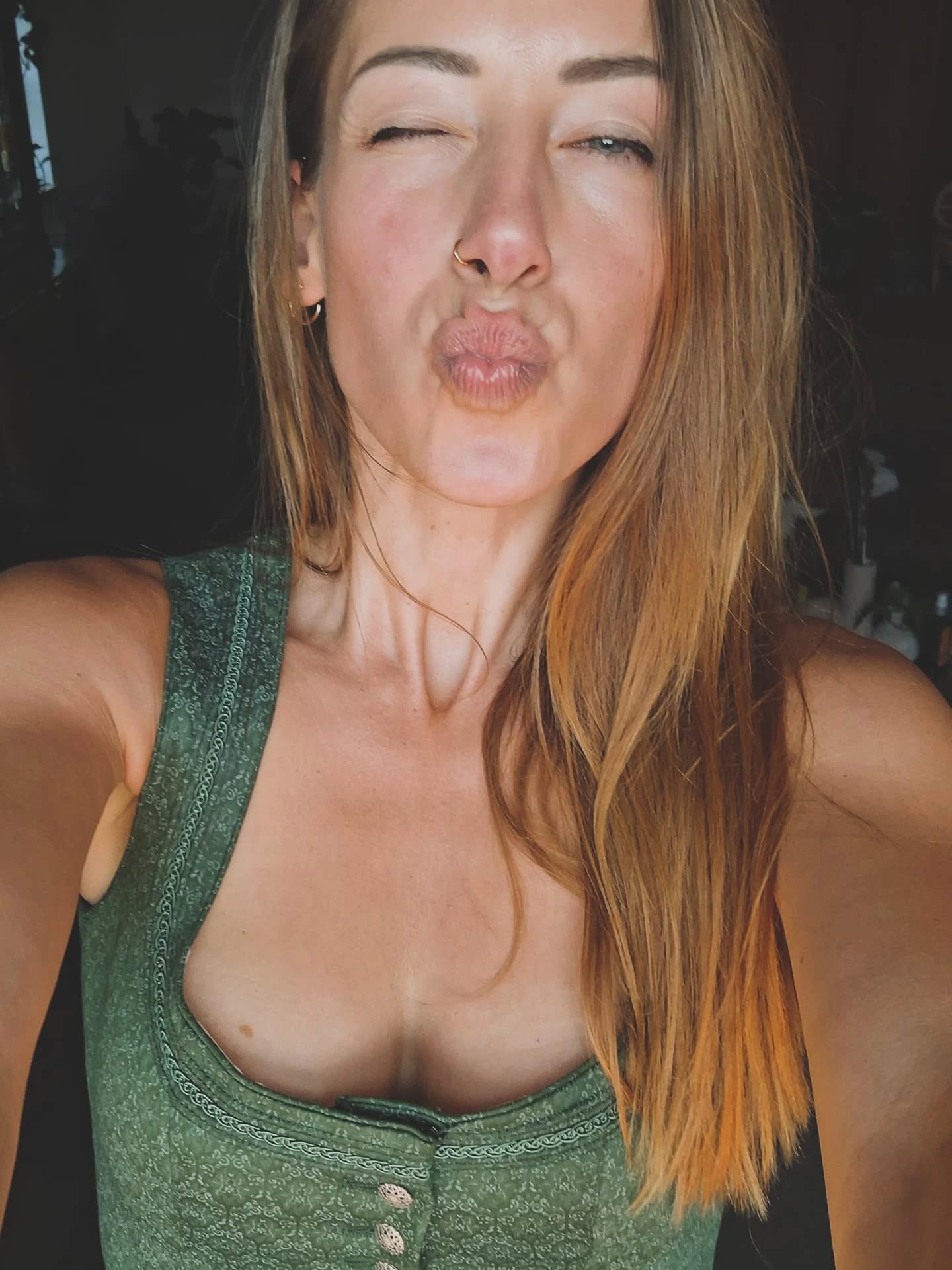 Mein erstes großes bayerisches Volksfest und dann gleich das zweitgrößte!
Wenigstens im Dirndl habe ich mich richtig gut gefühlt und fast schon ein kleines „angekommen in Bayern“-Gefühl gehabt. Der Look saß, die schönste Projektor-Schwester war dabei und es war schön, mich so zu erleben.
Doch zwischen Maßkrügen, bunten Lichtern, Konsum-Flash und Menschenmassen kam dann der Moment, in dem mein System sagte: Knockout.
Früher hätte vielleicht der Alkohol dafür gesorgt, heute sind es einfach die Menschenströme und all die Fremdenergien, die mich komplett überfluten.
Vielleicht bin ich einfach nicht mehr kompatibel mit diesem System oder vielleicht war ich es auch noch nie.👽 Es ist okay, dass mein Inneres längst woanders lebt - angekommen fühle ich mich trotzdem… aber mein Herz bleibt doch lieber barfuß im Wald. 🌿✨
#VolksfestPremiere #DirndlVibes #BayernMomente #AlienOnEarth #HumanExperiment #ProjektorenUnterwegs #MenschseinHerausforderung #SystemKompatibilitätFraglich #SoulAlien #LebenZwischenWelten