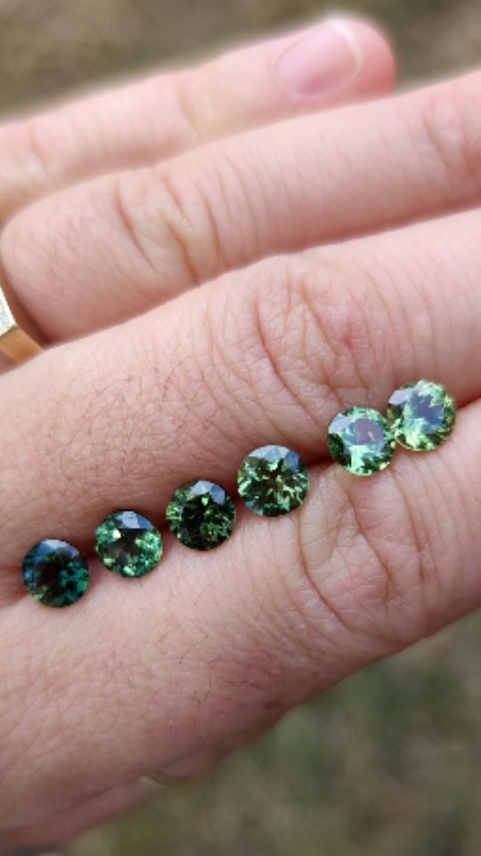 Some gorgeous 1ct round Australian sapphires ready to be set 💚
@capricorngems