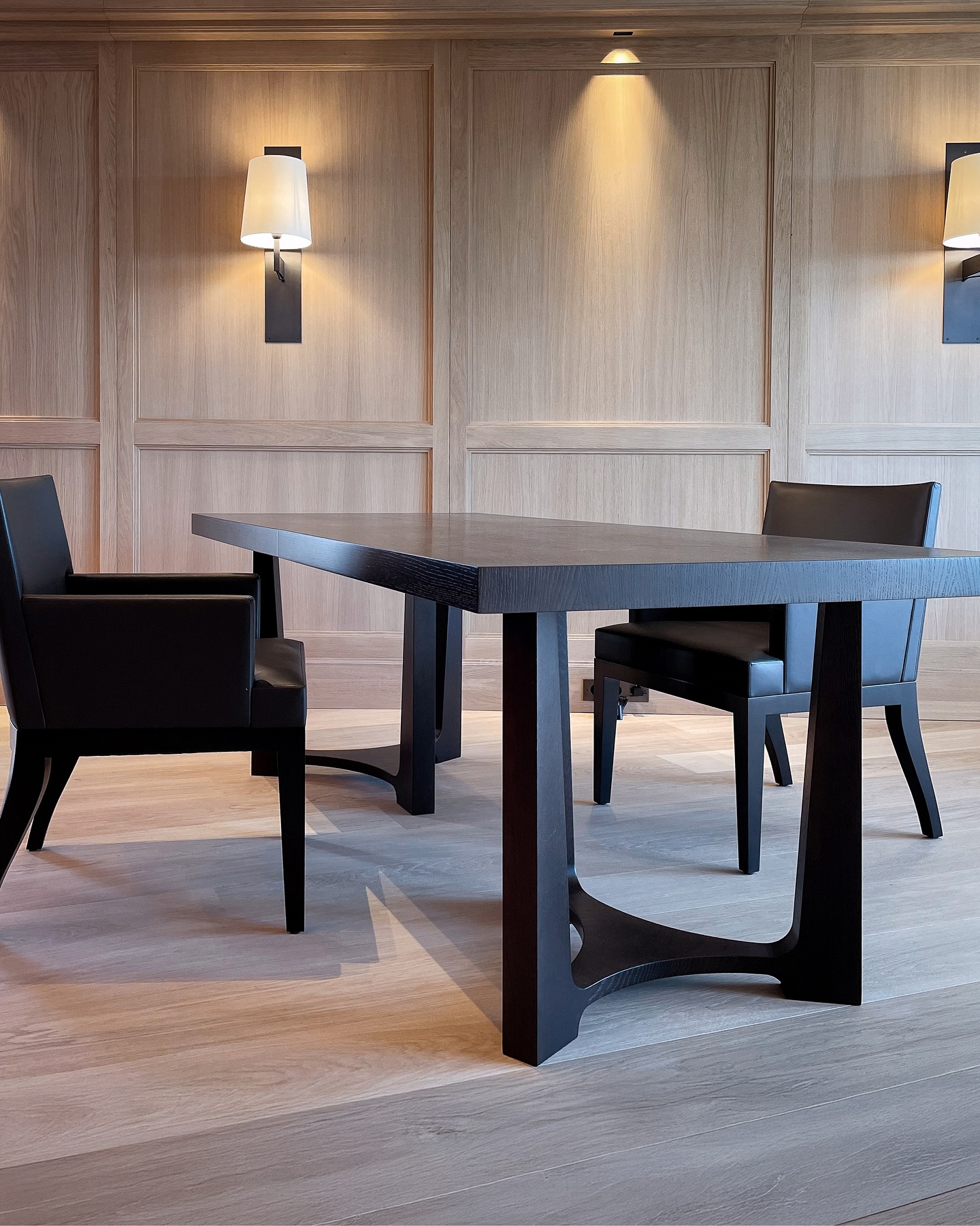 Der Esstisch aus dunkel gebeizter Eiche wurde nach dem Entwurf von Andras Koos von uns gefertigt und bildet ein markantes Monument im Raum. Die hochwertige Wandverkleidung mit Vollholzrahmen aus Eiche und furnierten Füllungen sorgt für eine elegante Raumstruktur.
Design: @andras.koos
#möbelunikat #esstisch #wohnideen #interiorinspo #raumgestaltung #holzhochzwei