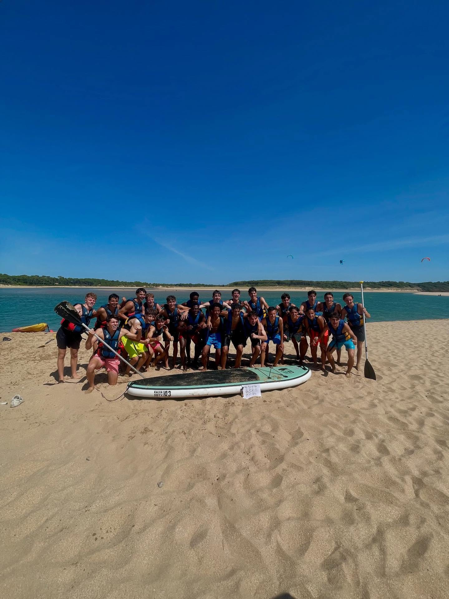 Vendredi dernier, nous avons eu l’honneur d’accueillir le @vfclarochesuryon pour une journée de défis en kayak et paddle ! 🚣♂️🏄🏻
Un grand merci à eux pour leur venue et à bientôt pour de nouvelles aventures 🌊 !
#defis #kayak #paddle #aventure #football #footballclub #vfc