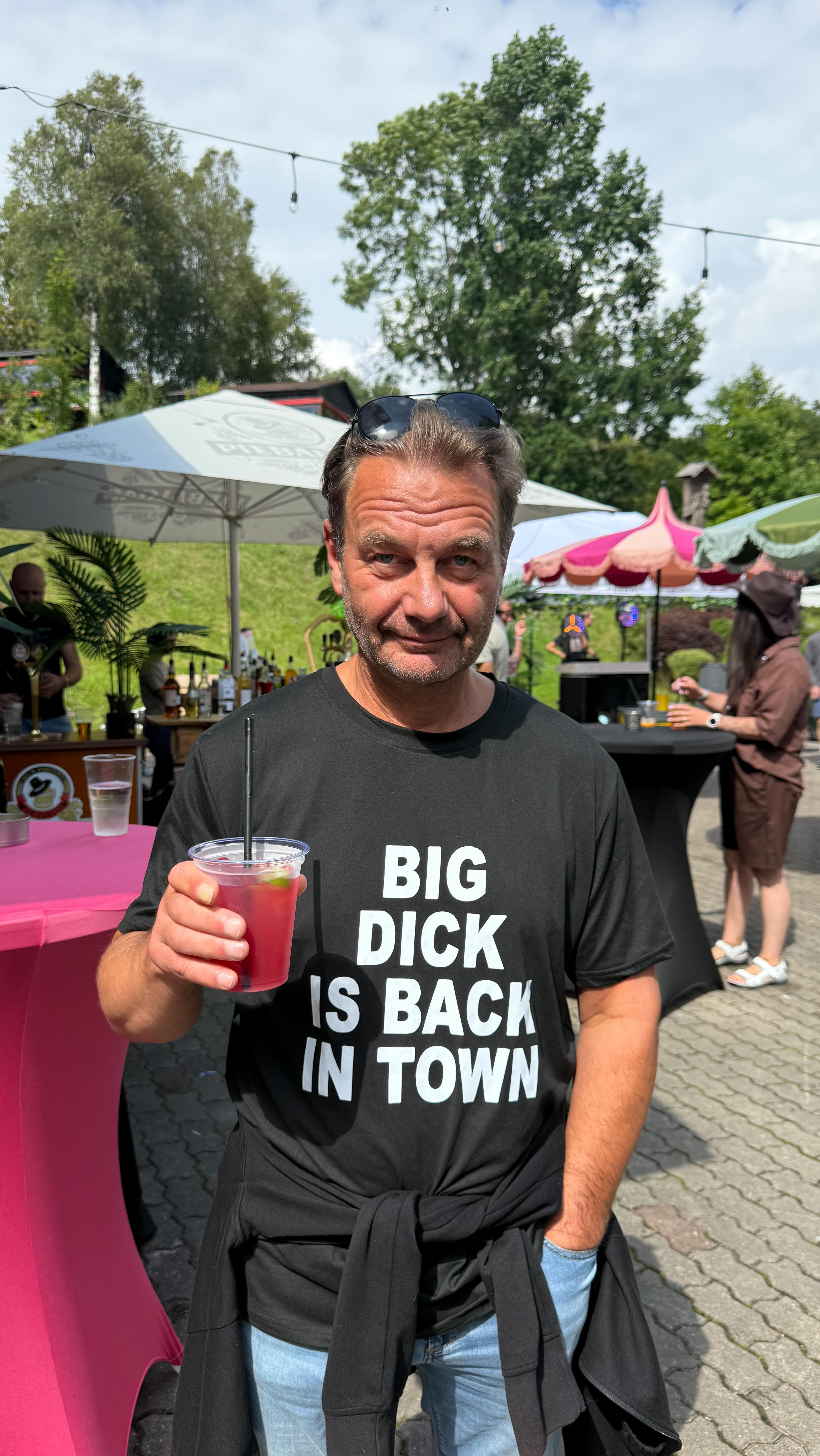 Tajā dienā Kandava pārtapa par īstu detektīvu paradīzi, piesaistot kā vietējo iedzīvotāju, tā tūristu uzmanību!🕵️♂️
Elnetworks kolektīvs devās pilsētas ielās un ūdeņos, lai atrisinātu vietējā elektriķa Raita Slēdža noslēpumaino pazušanu. Pratinot vietējos iedzīvotājus un sekojot mīklainajām norādēm, dalībnieki šķetināja šo sarežģīto lietu, pārbaudot savas spējas darboties komandā un nepievilt pilsētas galveno izmeklētāju Ričardu! 😎
Mēs neorganizējam klasiskās sporta spēles, bet mums patīk neordināri komandu saliedēšanas pasākumi, turklāt šis izpelnījies tik lielu interesi, ka ļoti iespējams nākamajā vasaras sezonā to varēs izbaudīt arī Tavs kolektīvs! 🚔
#eventplanning #sarmantipasakumi #eventideas #eventinspiration #kandava #nelugtieviesi #corporateevent #teambuildingevent #teambuilding