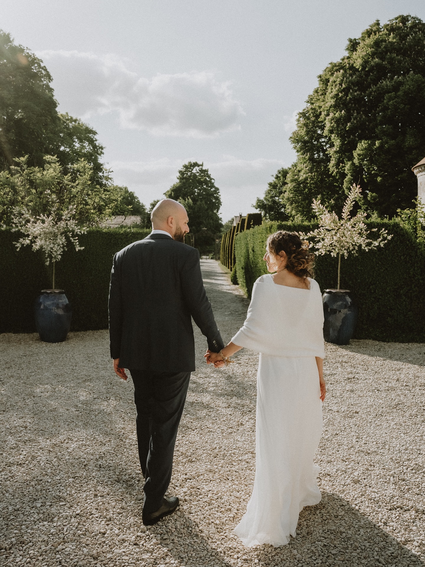 Claire & Manuel
______
3 mois jour pour jour, c’est le temps qu’il m’aura fallu pour enfin trouver les mots qui illustreront les fabuleuses photos du mariage de Claire & Manuel signées @annedecroly_photographie
Je me suis replongée dans leur mariage en répondant à leurs témoignages.
Et quel bonheur ! Ça a été comme ouvrir une boîte à souvenirs dans laquelle on garde précieusement quelques objets d’un temps révolu, de la vie d’avant.
Et je pense que j’avais peur de m’y replongée.
Car il y a eu un avant et un après mariage de Claire & Manu.
Alors ici je vous parlerai ni du déroulé du week-end, ni des prestataires présents (coucou @wildcookvaugency, @enbinome, @visualtek_ , Mathilde @fermelesmessicoles, Margerie @iletaitunefemme_chalons, Elise @lesspiralesdelise) ni de la météo, ni de la déco (que j’ai pourtant adoré penser et faire vivre).
Mais seulement de cette incroyable rencontre qui a bouleversé ma vie, et l’énergie du domaine.
De leur douceur, de leur soutien inconditionnel, de leur amour et de leur bienveillance.
Tellement palpable durant ces 3 jours que je me suis nourrie de ces particules qui gravitaient autour d’eux.
Et elles continuent de me remplir depuis début mai. Incroyable !
Quand nous vous rencontrons et que nous vous accompagnons, nous nous jetons à corps et âmes dans l’aventure avec vous.
Parce que c’est nécessaire pour nous de vivre et de ressentir tout à fond pour pouvoir vous donner le meilleur de nous lors de votre mariage.
Car ici, on ne fait pas semblant.
Alors quand vous êtes réceptifs et que vous nous le rendez si bien, on ne peut que déborder de joie et de reconnaissance.
Et on arrête pas de se dire qu’on est vraiment chanceux de faire « ce métier » !
📷 @annedecroly_photographie
.
.
.
.
.
#domainedevaugency #lieuderéception #mariage2025 #mariageecoresponsable #mariagenature #mariageboheme #mariagefrance #lieuecoresponsable
