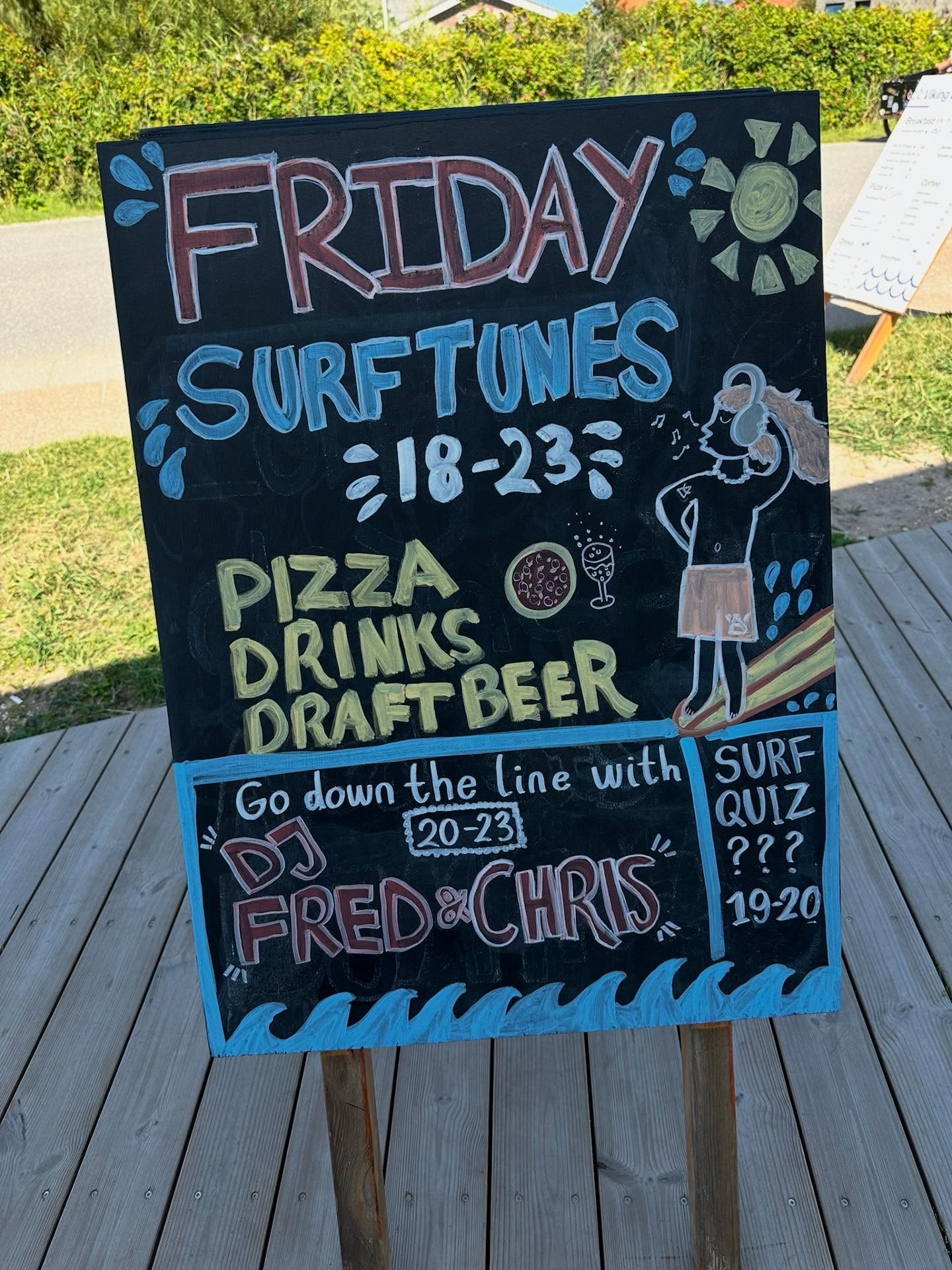 Sooo the summer vacation is coming to an end and we want to celebrate all of you and then invite for a surf quiz and music, here with some pictures from our community dinner🏄🏄 read below: 🎉Surf Quiz🎉
Fredag d. 15. august kl. 19:00–20:00
Kom og test jeres surf-knowledge i vores sjove quiz (maks 5 pr. Hold)🏄♂️
Det er GRATIS at deltage. Der er en præmie til vinderholdet (flest korrekte svar)🏆
Happy Hour: 19:00–20:00
Fadøl kun 80 kr for 2 stk. 🍺
Musik: DJ Frederik og Chris fyrer festen af med nogle fede surf-tunes mellem 20:00–23:00. 🎧🌊
Hvor: Åstien 2
Hvornår: Fredag 15. august kl. 19–23 (quiz 19–20).
Kom i morgen, til gode vibes, og få quizzen udleveret, imens I drikker lækre (og billige) fadøl!
Vi glæder os til at se jer!
Team vikings🧡