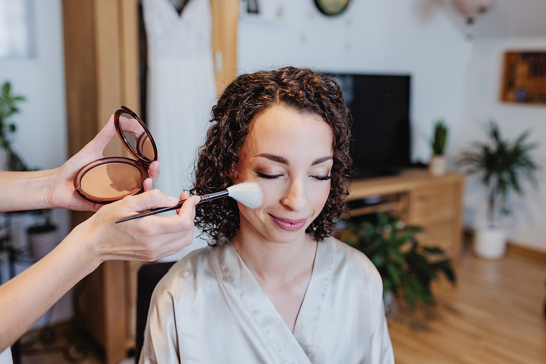 ✨ Wie Toskana - nur mitten in Schwäbisch Hall ✨
Getting Ready ohne Hektik.
Ein Paarshooting zwischen alten Mauern am Kloster Großcomburg - Toskanafeeling mitten in Schwäbisch Hall.
Eine Trauung, bei dir die Braut von ihrer Mama zum Altar gebracht wird.
Und zum Sunset dann spontan ins Auto, den Berg rauf und auf dem ersten Feldweg… perfektes Gegenlicht.
Genau so entstehen meine Lieblingsbilder: Echt, ungeplant und mitten im Moment. 🤍