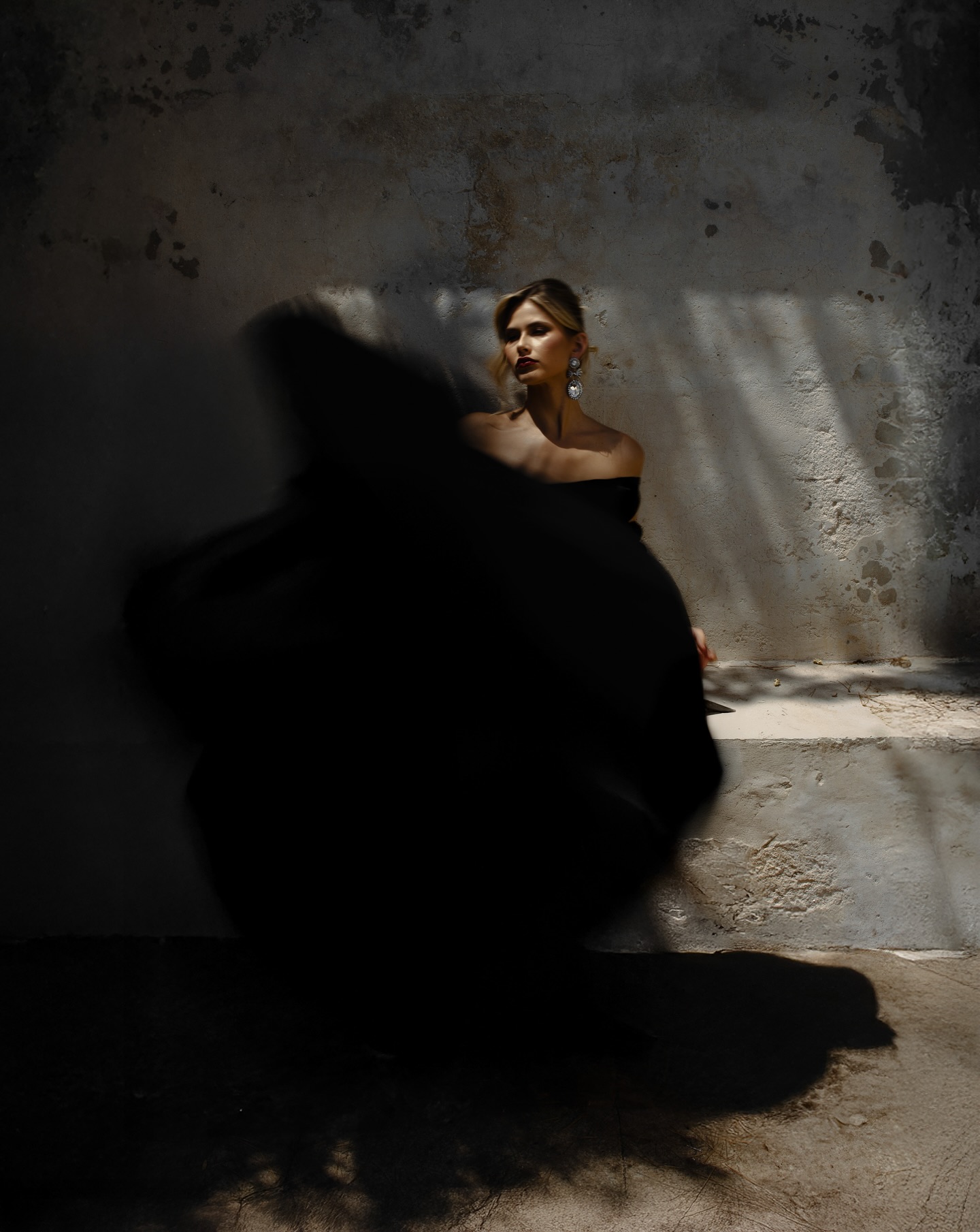 Never thought the wild card of this shoot would steal my heart. @darla_haute_couture sneaked in this bold number and stole the show.
/
This dark horse walked in like it knew. Bold lines, fierce shadows and a presence you couldn’t ignore. 👏🏻
Obsessed.
Photographer @thevedrinesphoto
#blackbridaldress
#bridalinblack
#untraditionalbride
#bridalfashion
#editorialbridal
#boldbridal