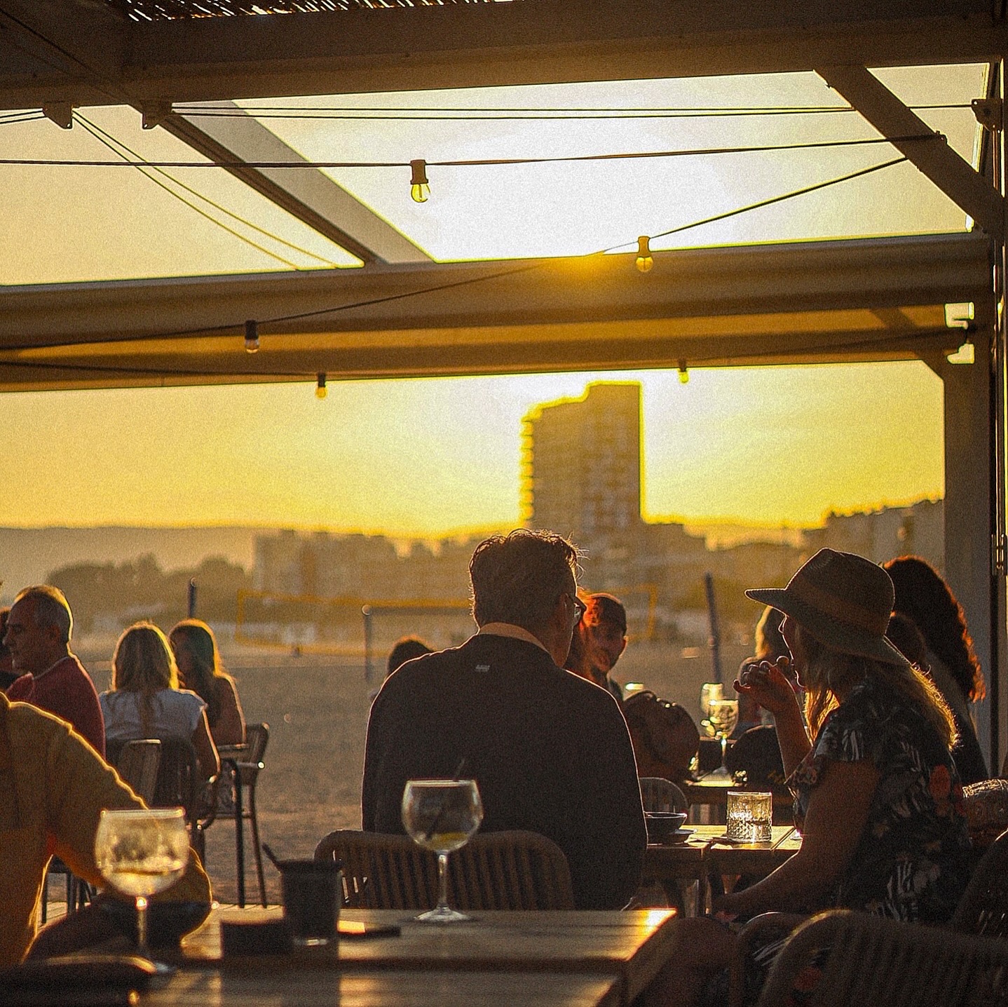 Daily sunsets, music, food & drinks at @lacometapalamos JOIN US!💫