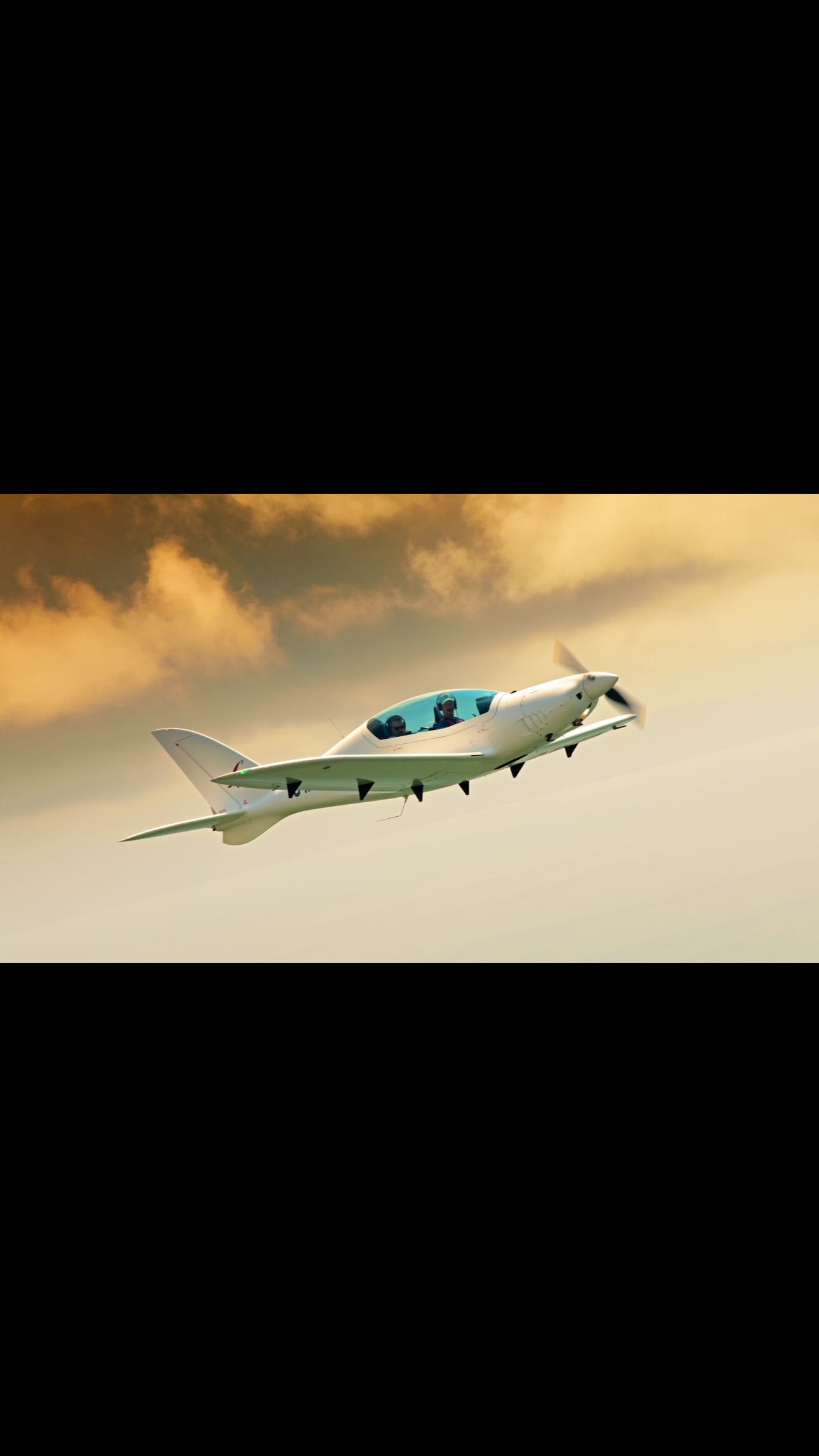 Lots of smiles in our new aircraft this month. @sharkaeroaircraft @thelightaircraftcompany @swansea_airport @swanseaairport_egfh @gowerflightcentre ๐๐ฆ