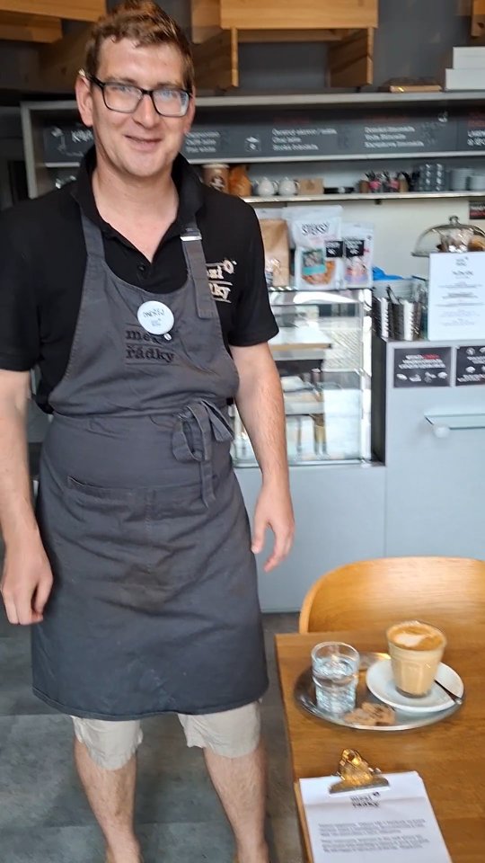 Ondra umí udělat kávu přesně takovou, jakou potřebujete. Horkou, voňavou a s kouskem dobré nálady navíc. 🌿☕ Jakou máte nejradši?
#Meziřádky #bistro #našekáva #hendikepneniprekazka #etincellecz #flatwhite #coffeetime #socialnipodnik