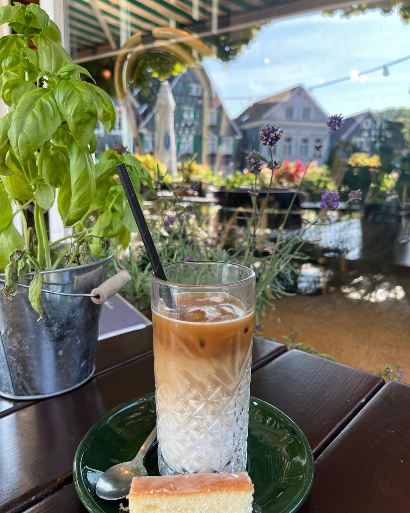 Wir freuen uns auf ein weiteres sonniges Wochenende mit euch.
#gräfrath #sommer #terrasse #solingen #icedlatte