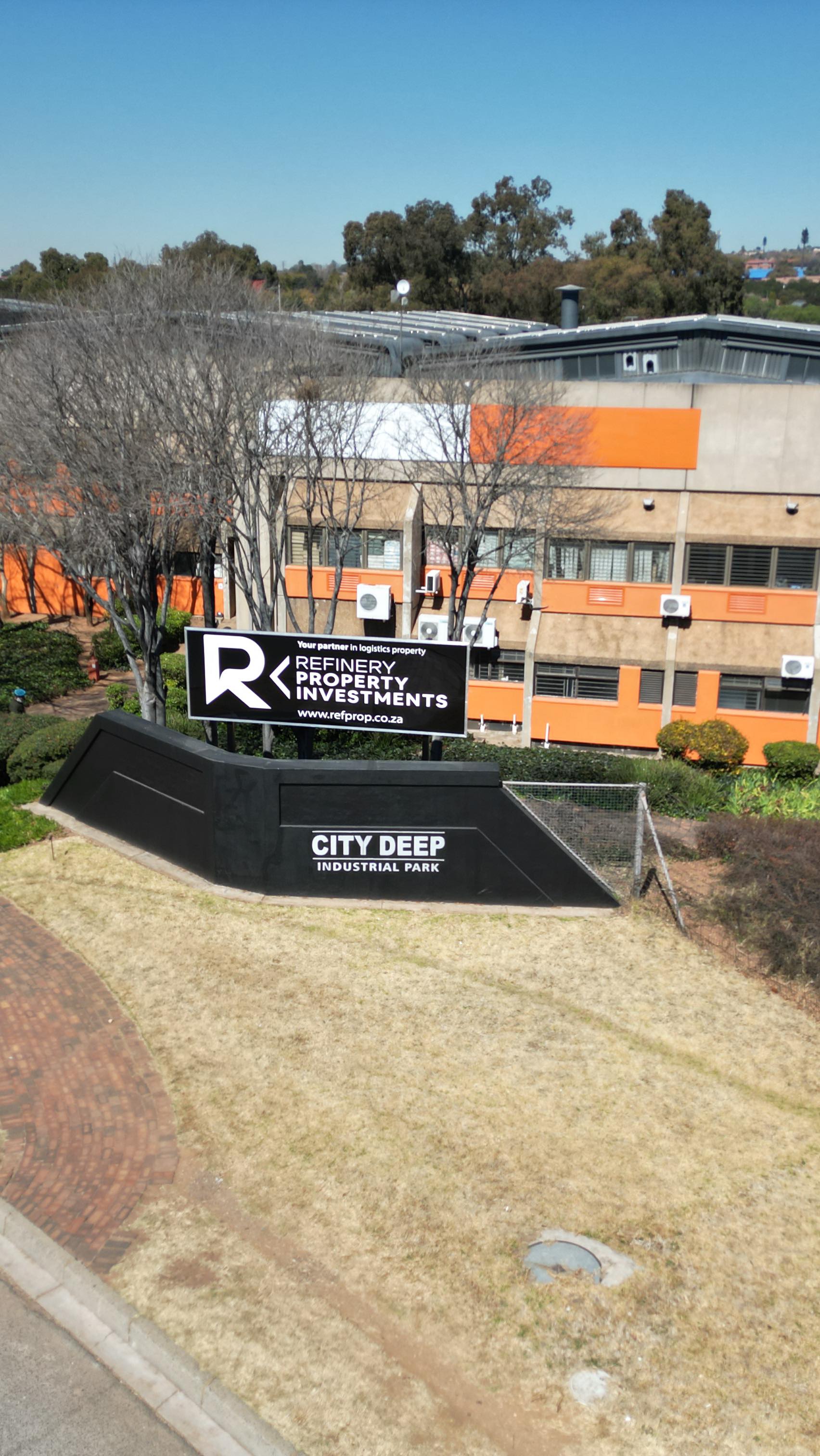 Where logistics meets location 🚛✨ Take a bird’s-eye tour of City Deep Industrial Park — 46,000m² of prime warehousing at the heart of Johannesburg’s logistics hub. #CityDeep #IndustrialProperty #LogisticsHub #WarehouseLife